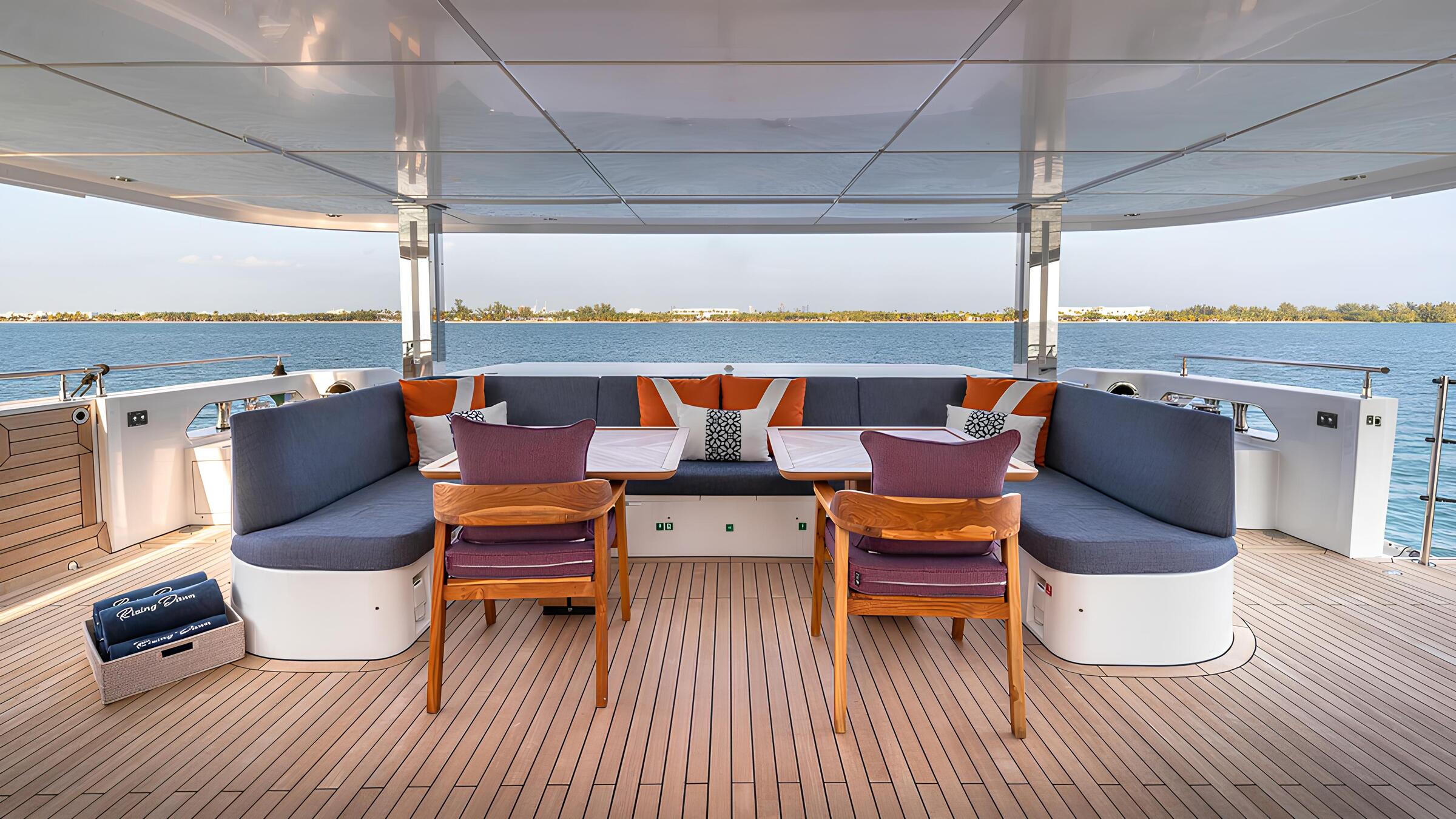 Обеденная зона на корме главной палубы/Aft main deck dining area