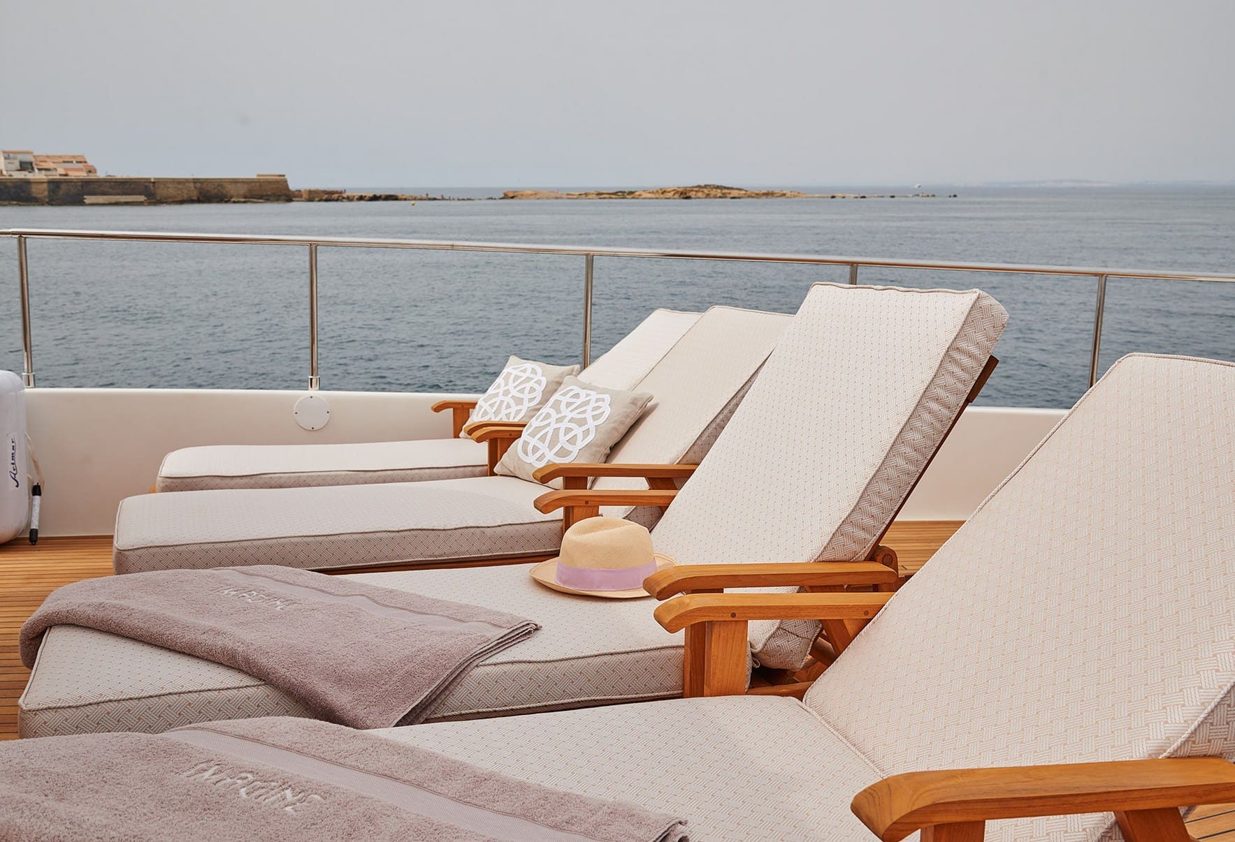 Зона для отдыха на сандеке/Lounge area on the sundeck