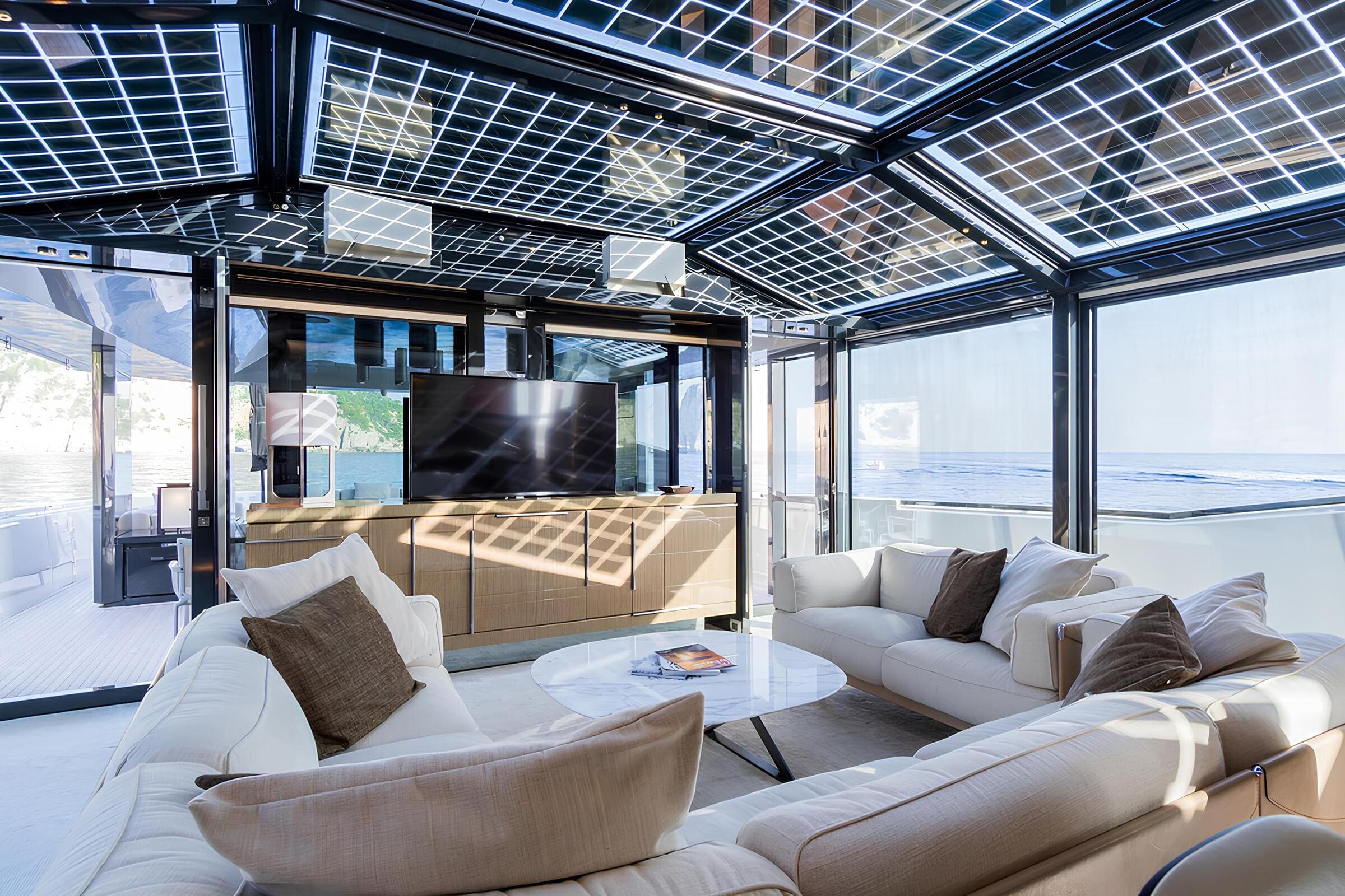 Зона отдыха в главном салоне/Main salon lounge area