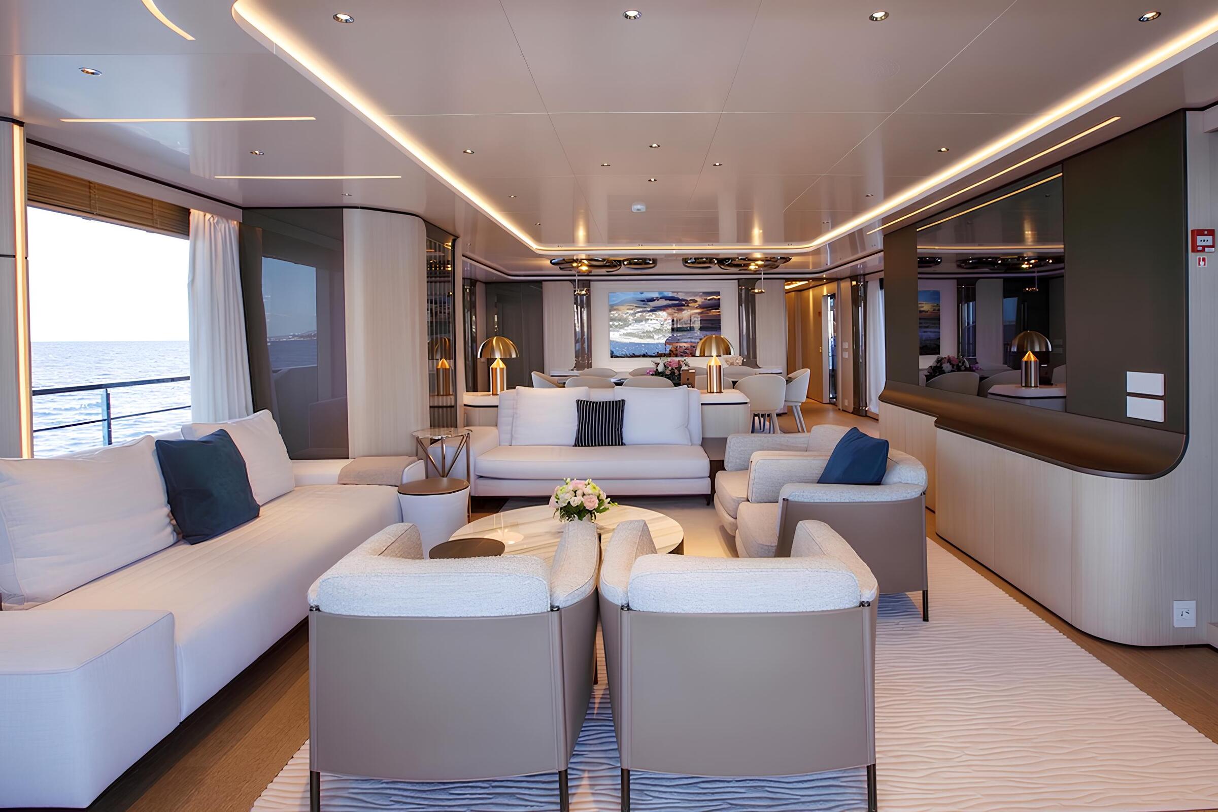 Зона отдыха в главном салоне/Main salon lounge area