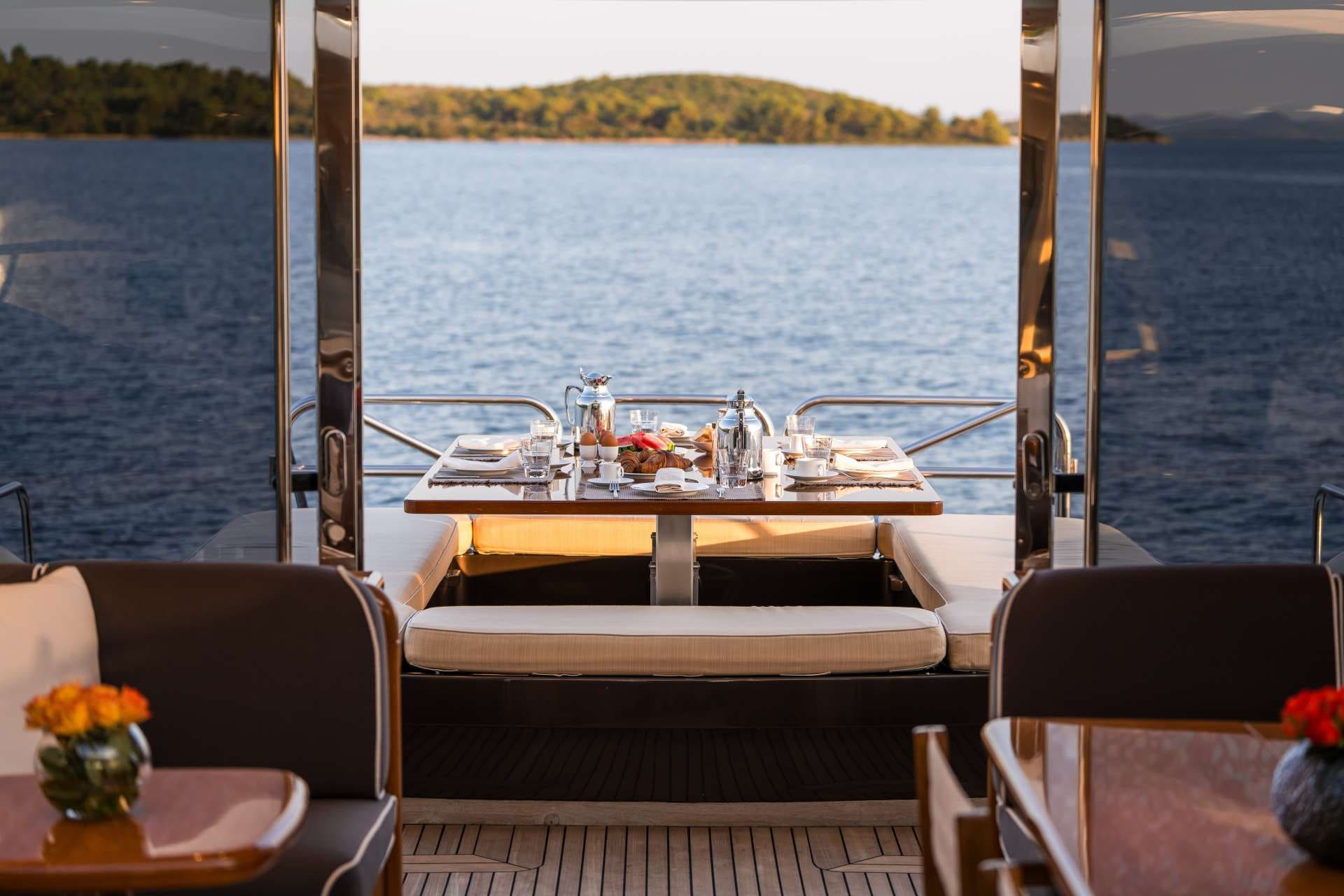 Обеденная зона на главной палубе/Dining area on the main deck