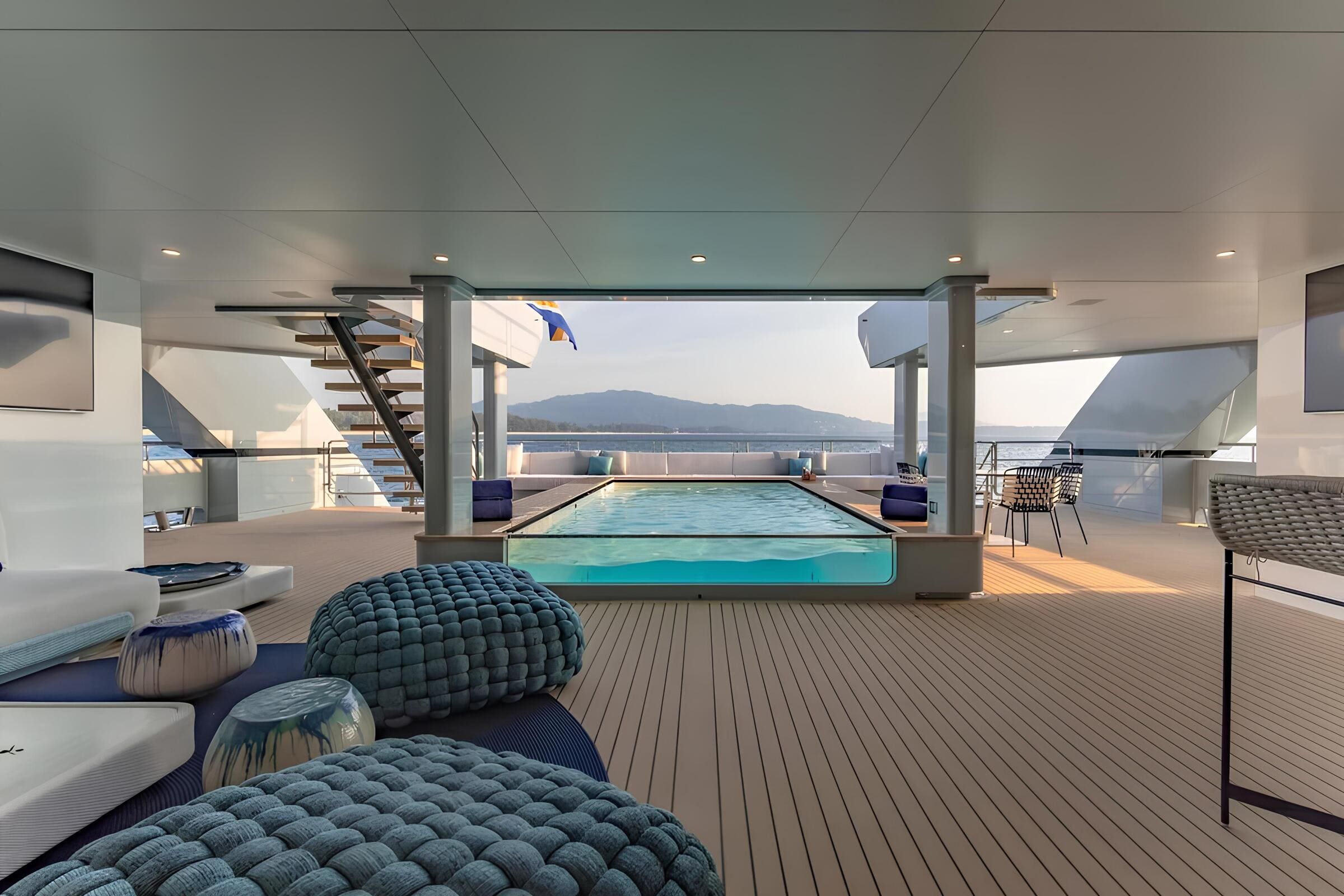 Зона отдыха на корме главной палубы/Aft main deck lounge area
