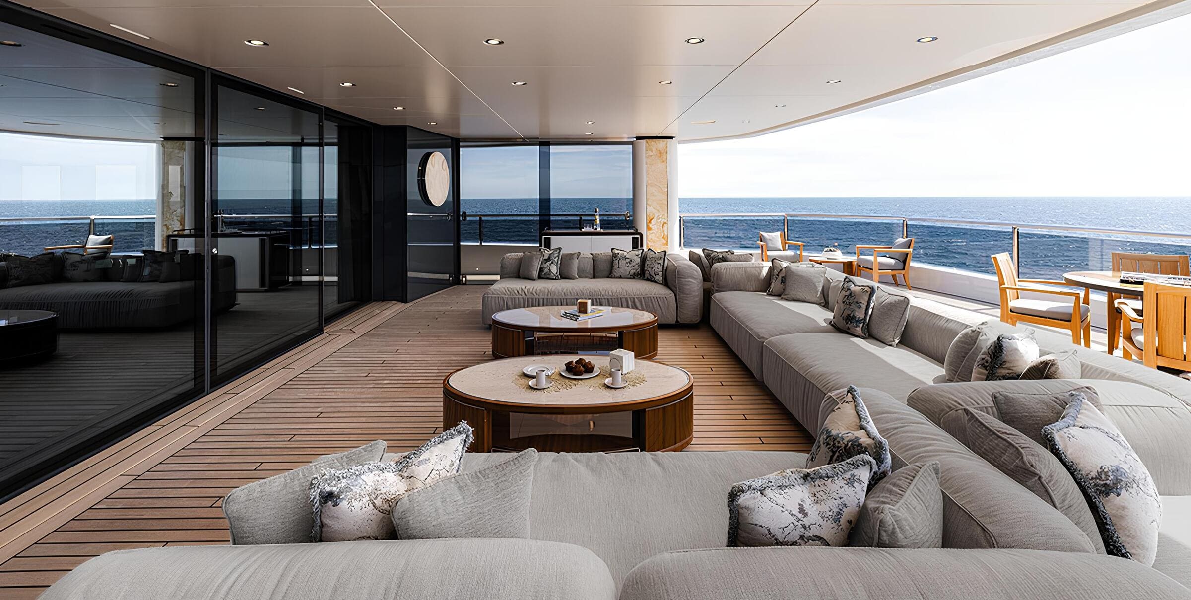 Зона отдыха на корме главной палубы/Aft main deck lounge area