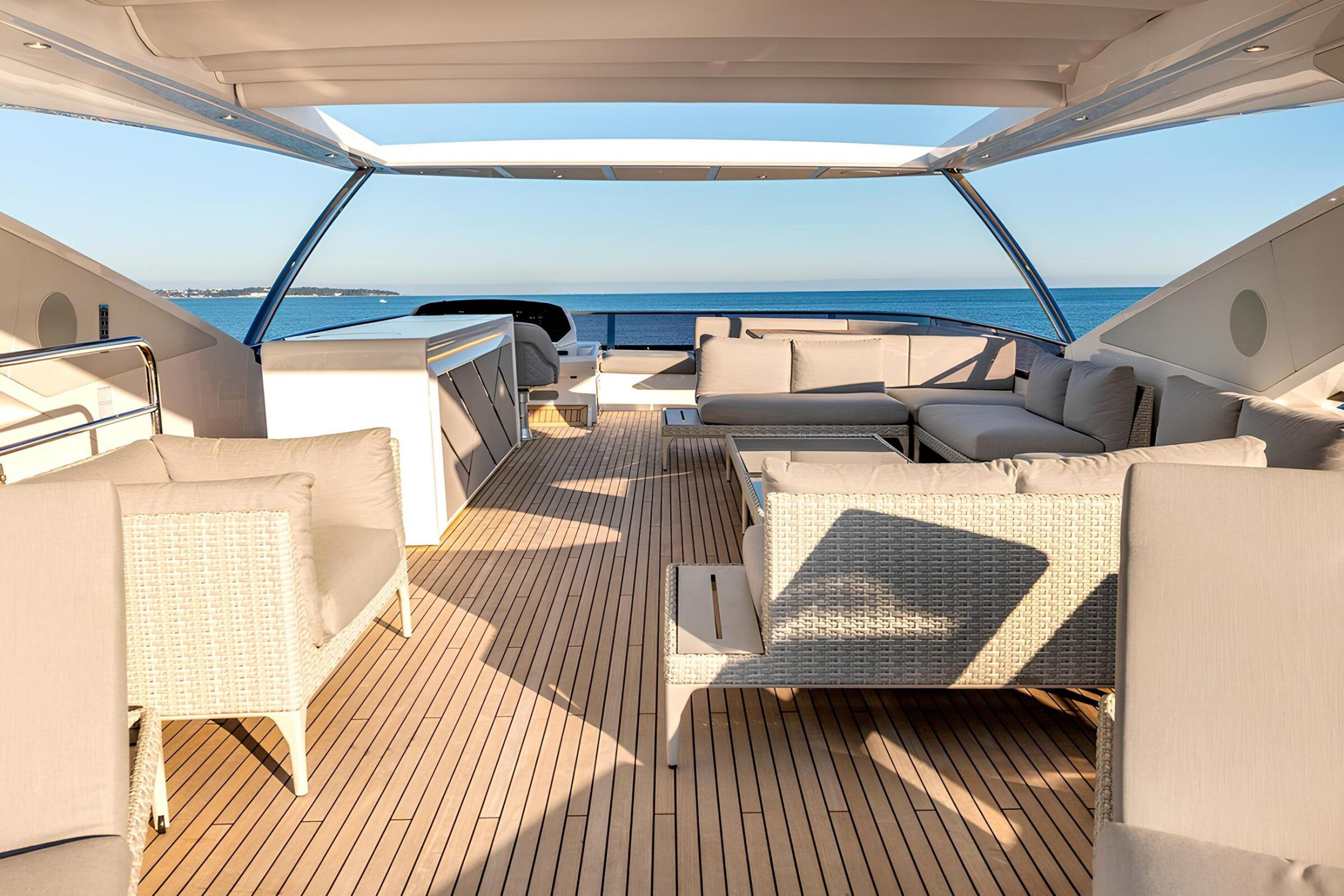 Зона отдыха на флайбридже/Flybridge lounge area