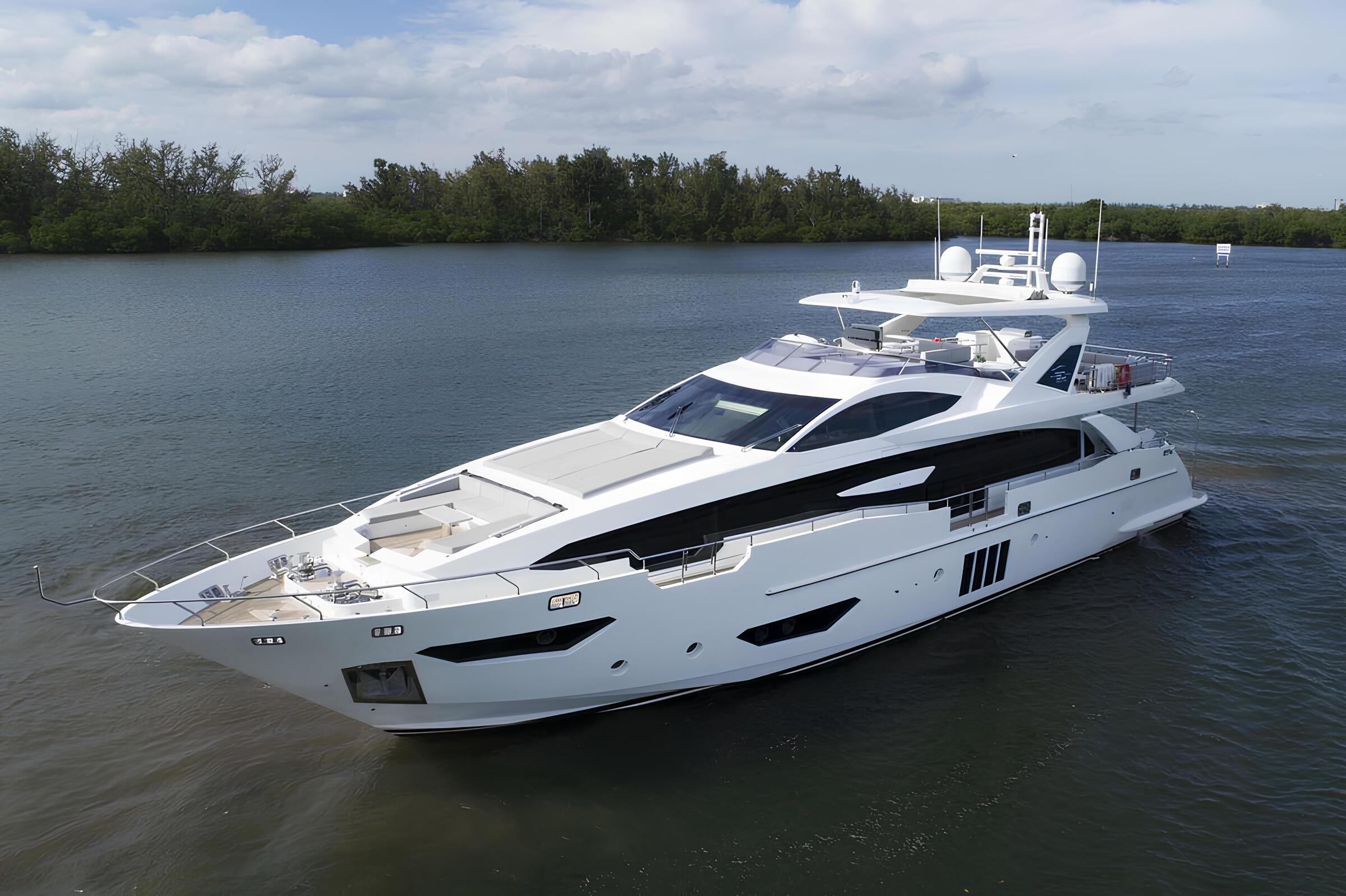 Экстерьер Azimut Grande 30M 2018 MY SILVIA/Exterior Azimut Grande 30M 2018 MY SILVIA