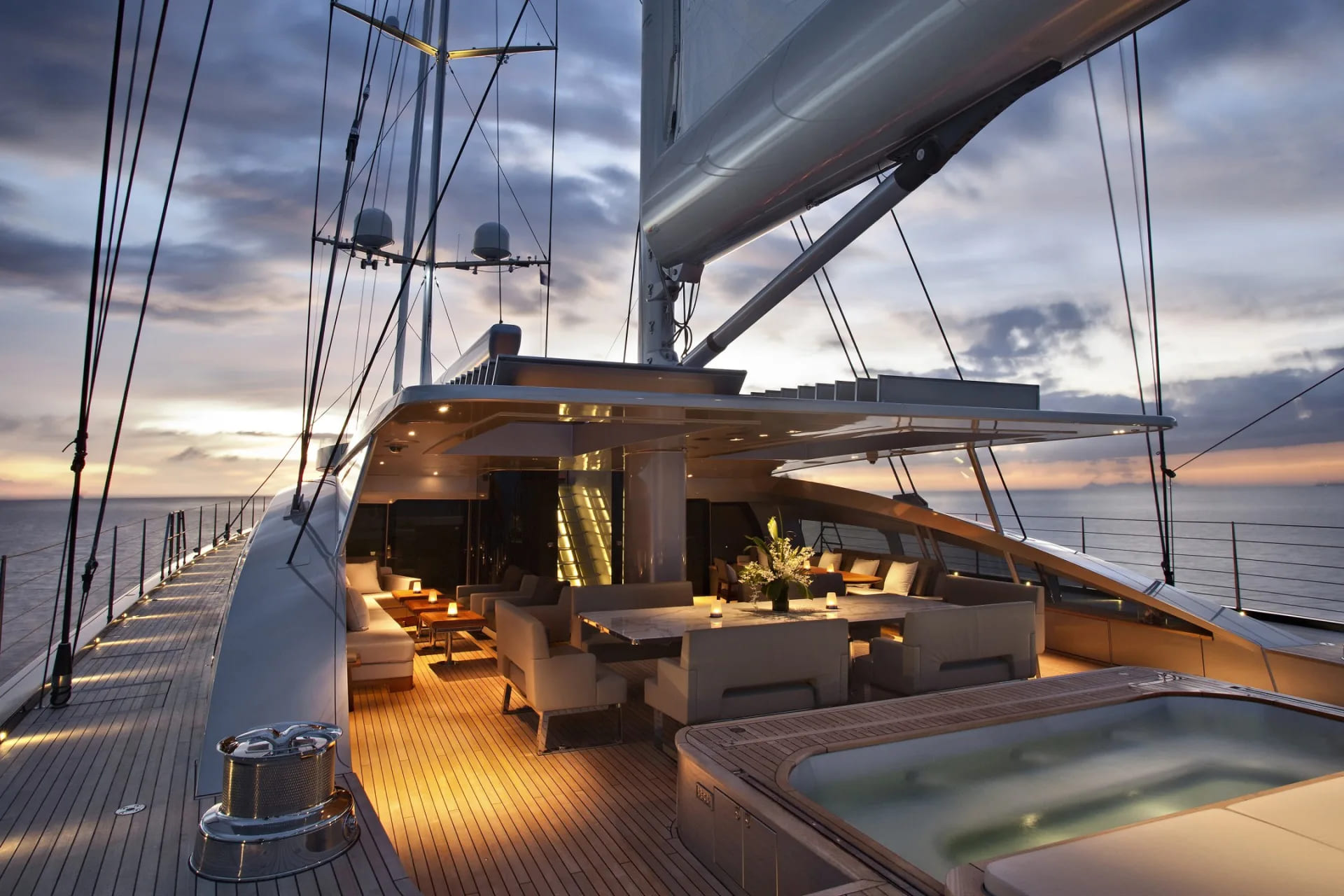 Джакузи на корме главной палубы/Aft main deck jacuzzi