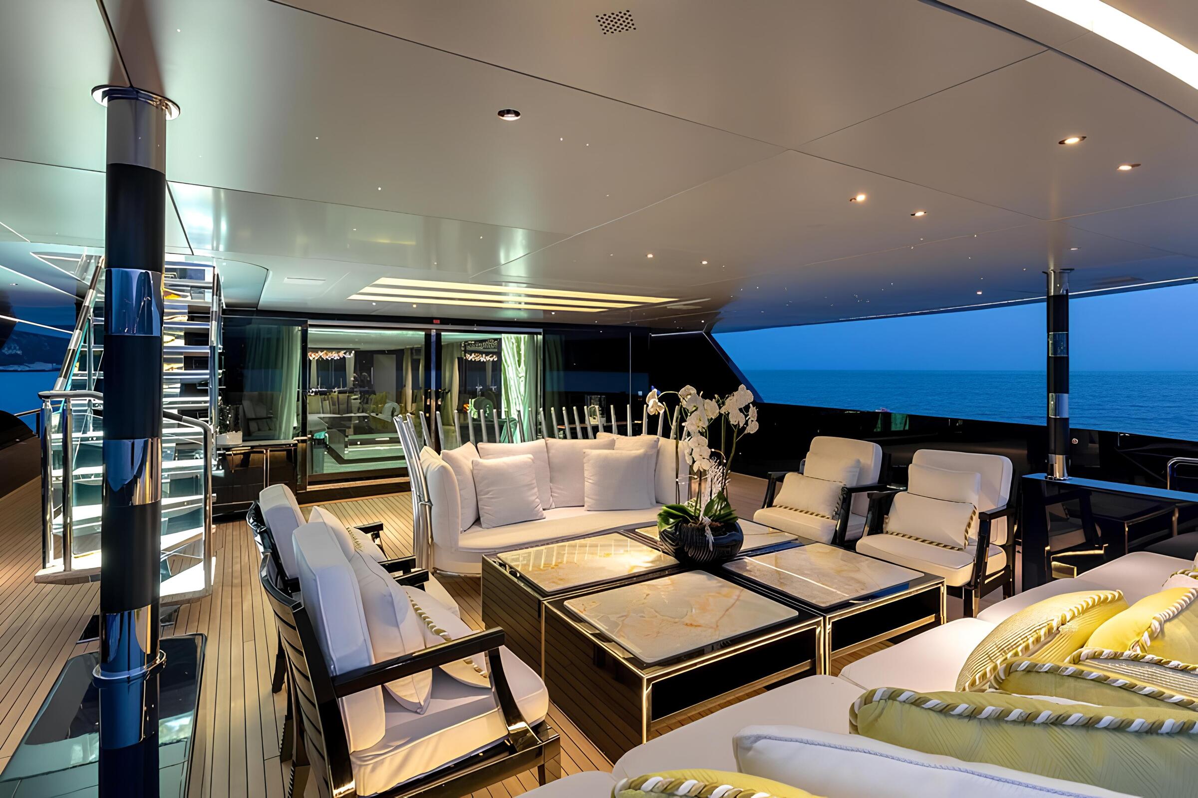 Зона отдыха на корме верхней палубы/Aft upper deck lounge area