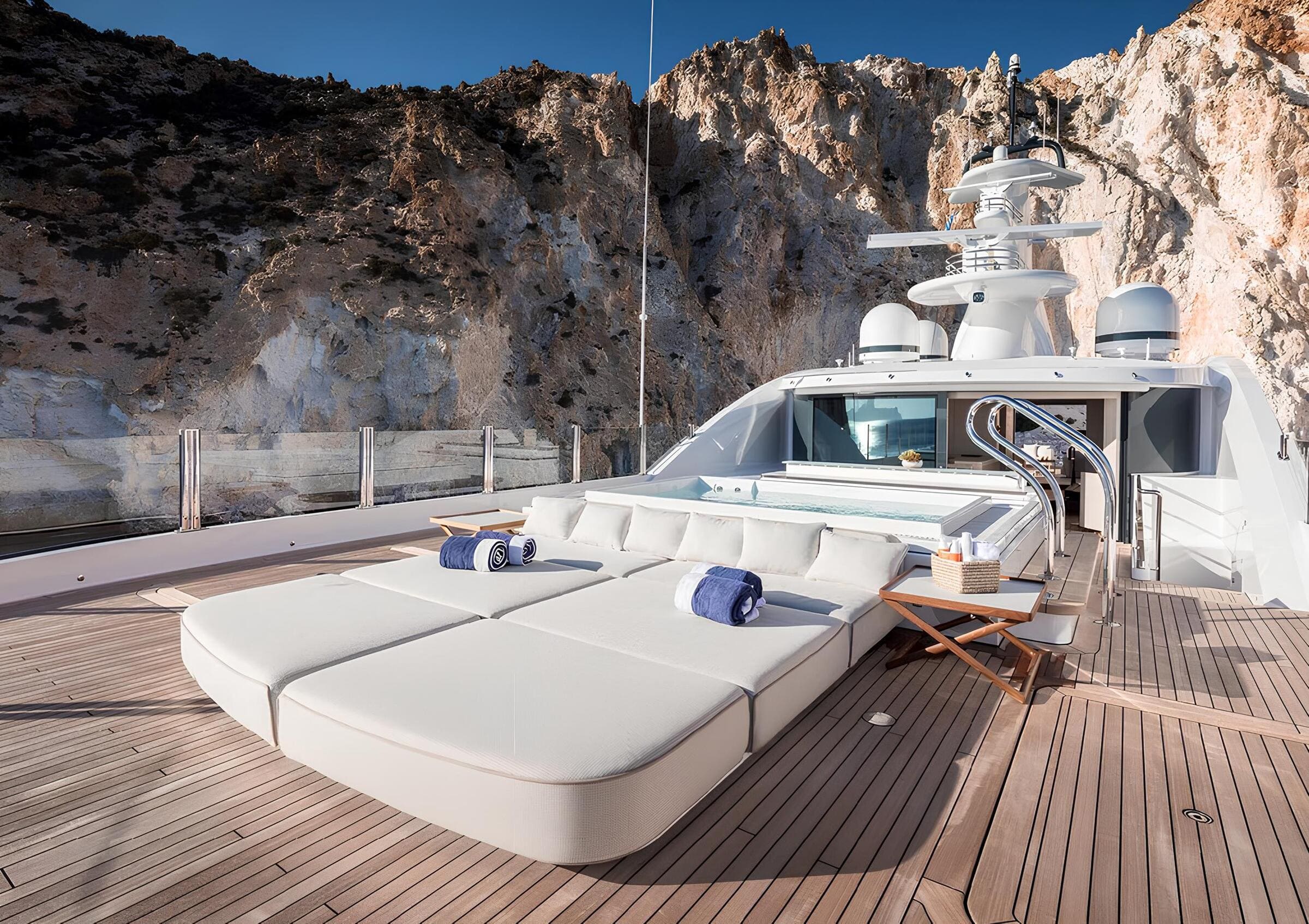 Зона отдыха на носу/Bow lounge area
