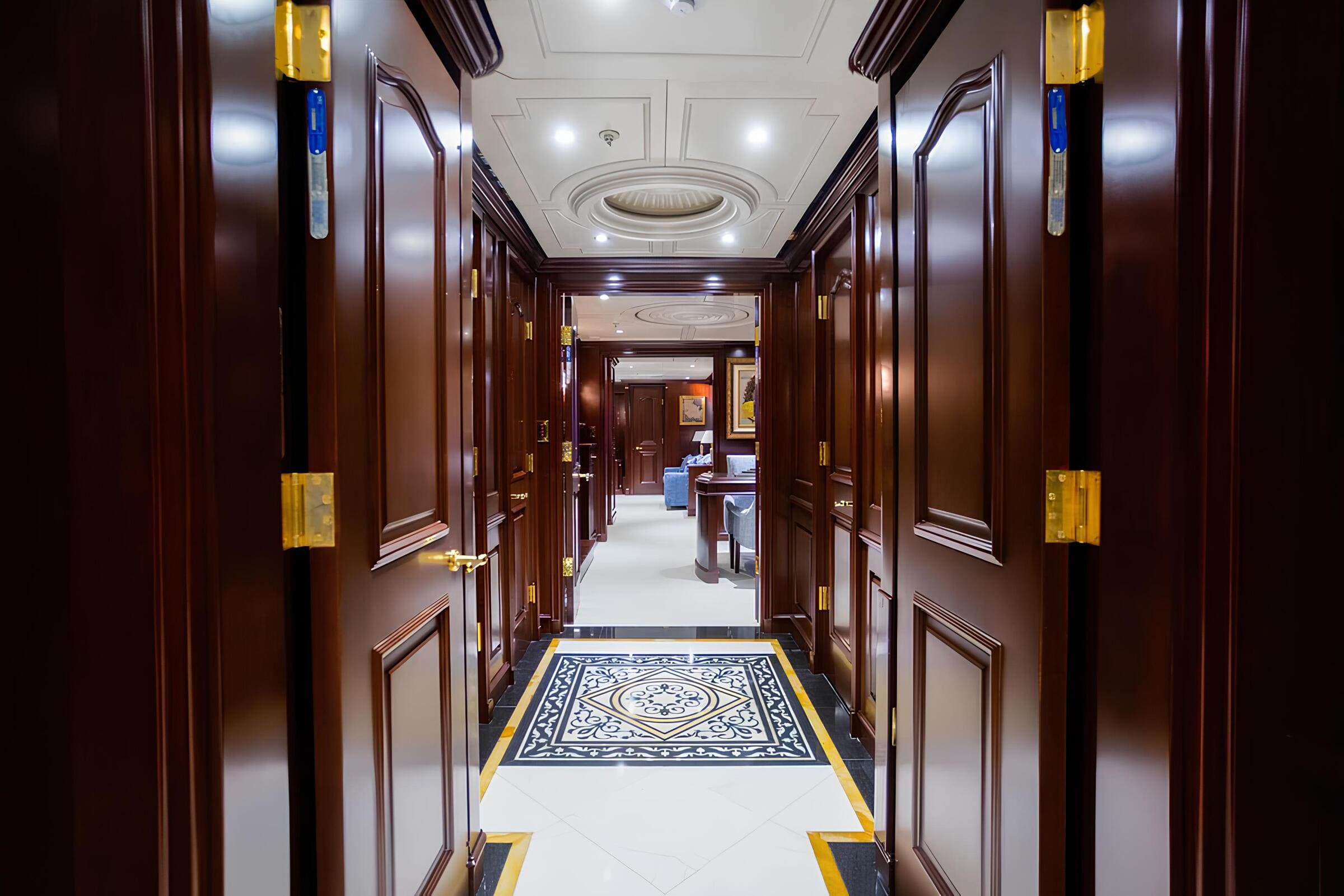 Лобби главного салона/Main salon lobby