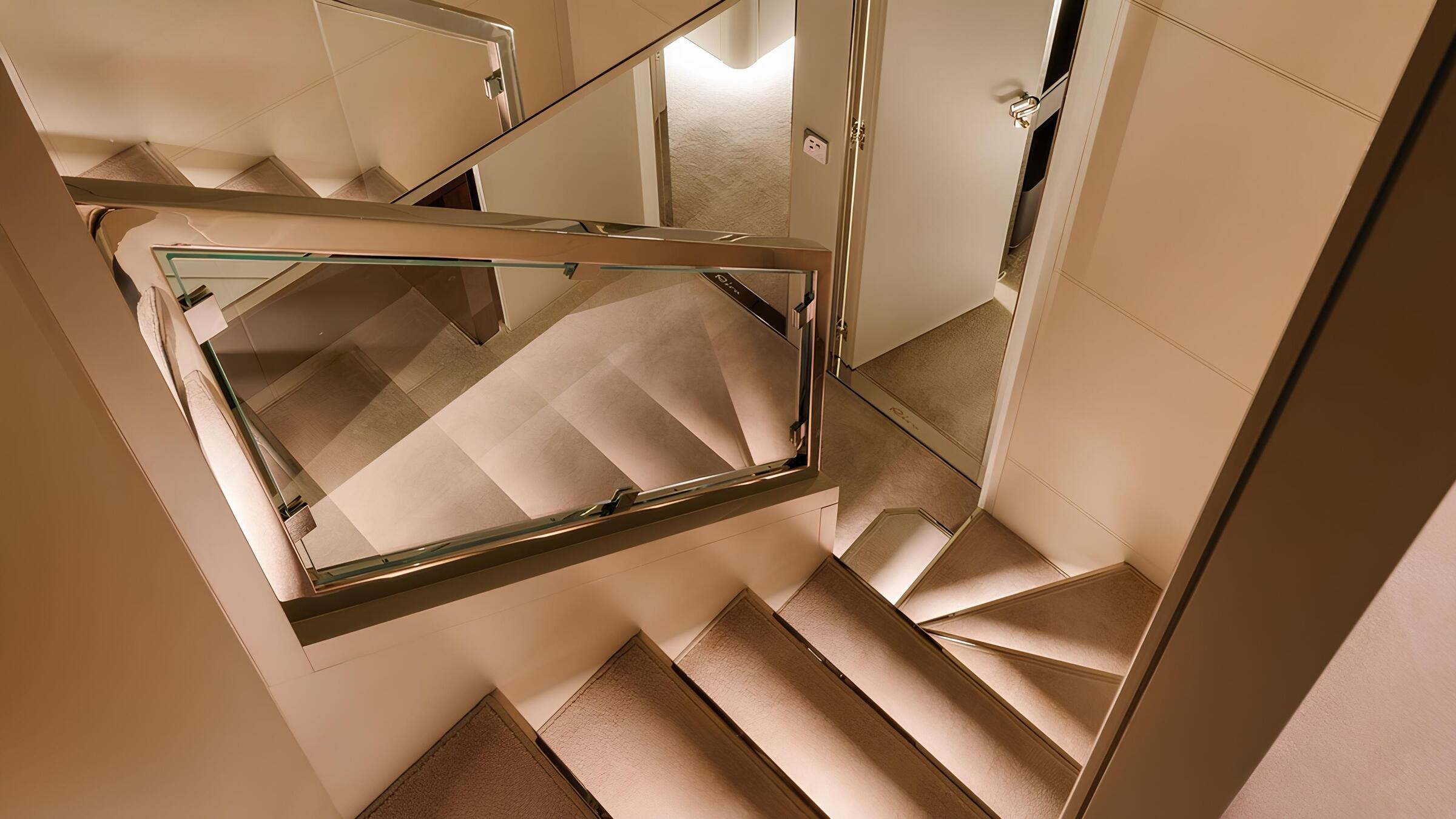 Лестница с главной палубы на нижнюю/Stairs from MD to LD