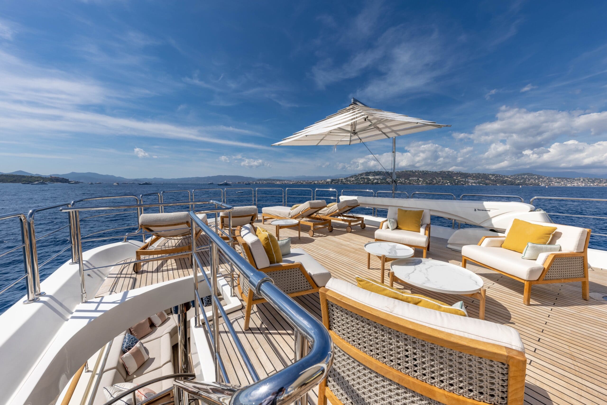 Зона для загорания в кормовой части сандека/Sundeck aft sunbathing area