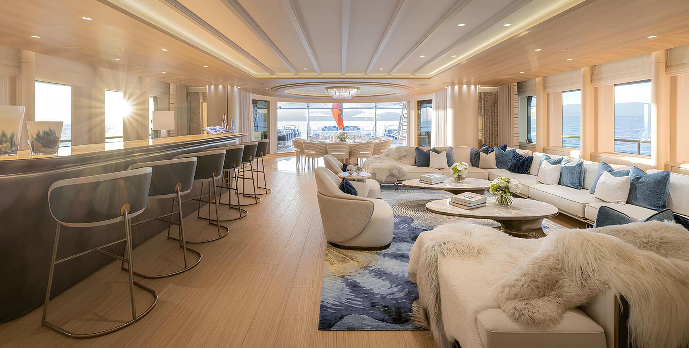 Зона отдыха в главном салоне/Main salon lounge area