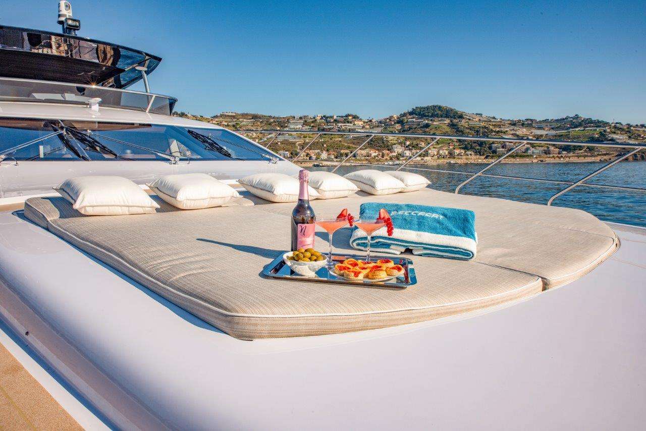 Шезлонги на носовой палубе/Sun loungers on the foredeck