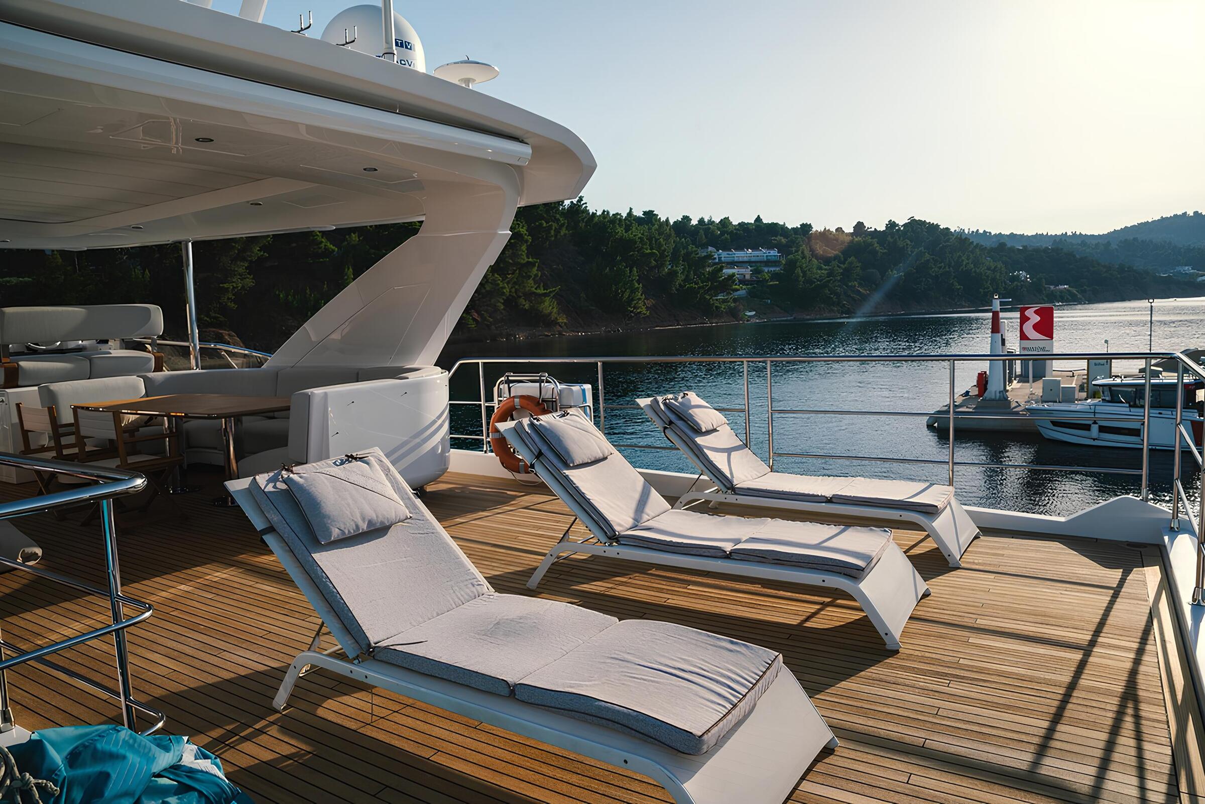 Зона для загорания в кормовой части флайбриджа/Flybridge aft sunbathing area