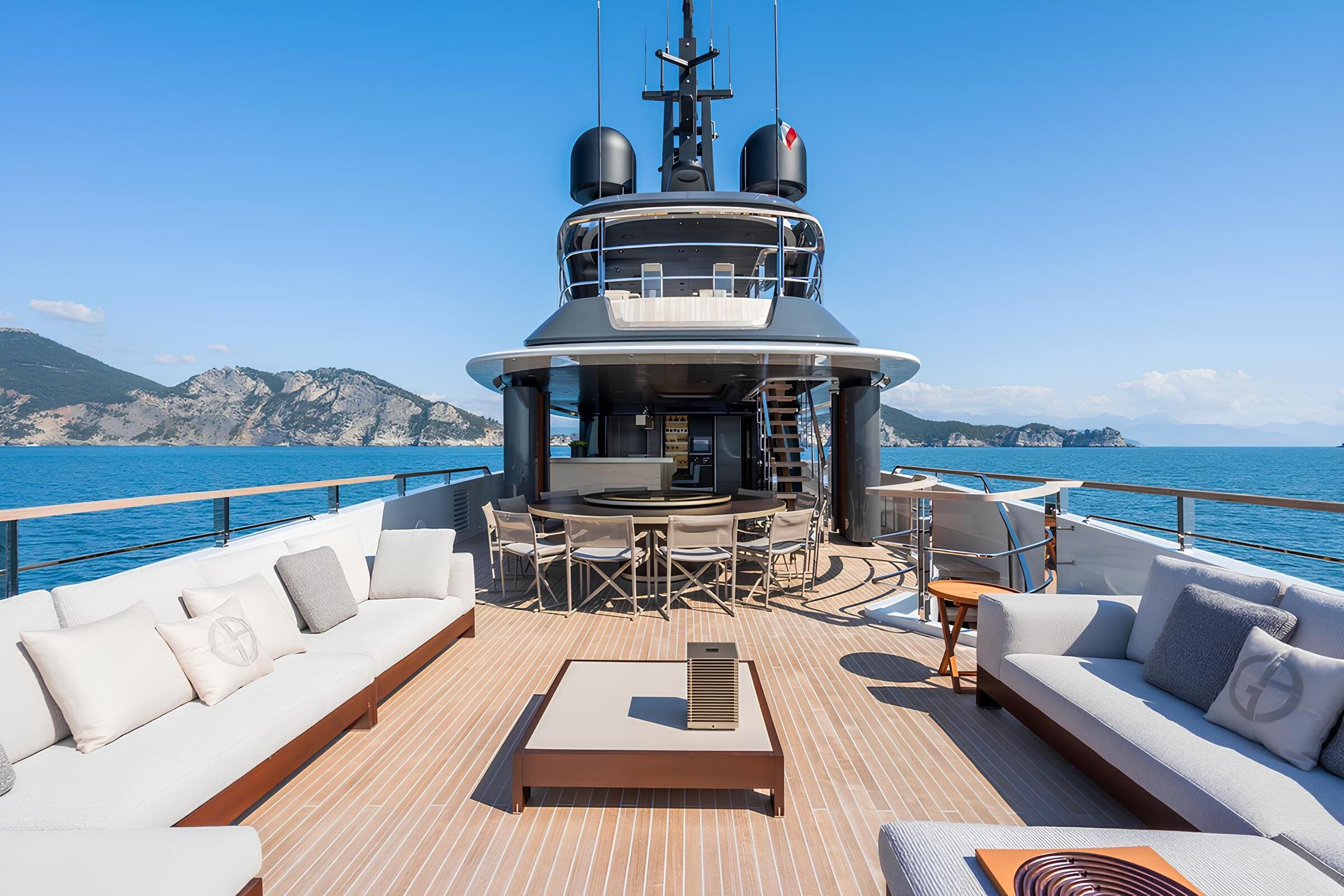 Зона отдыха на корме верхней палубы/Aft upper deck lounge area
