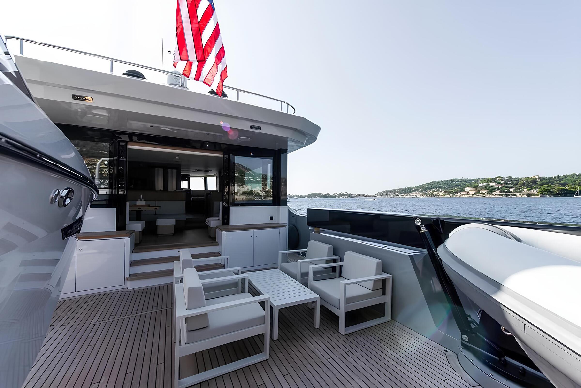 Зона отдыха на корме главной палубы/Aft main deck lounge area