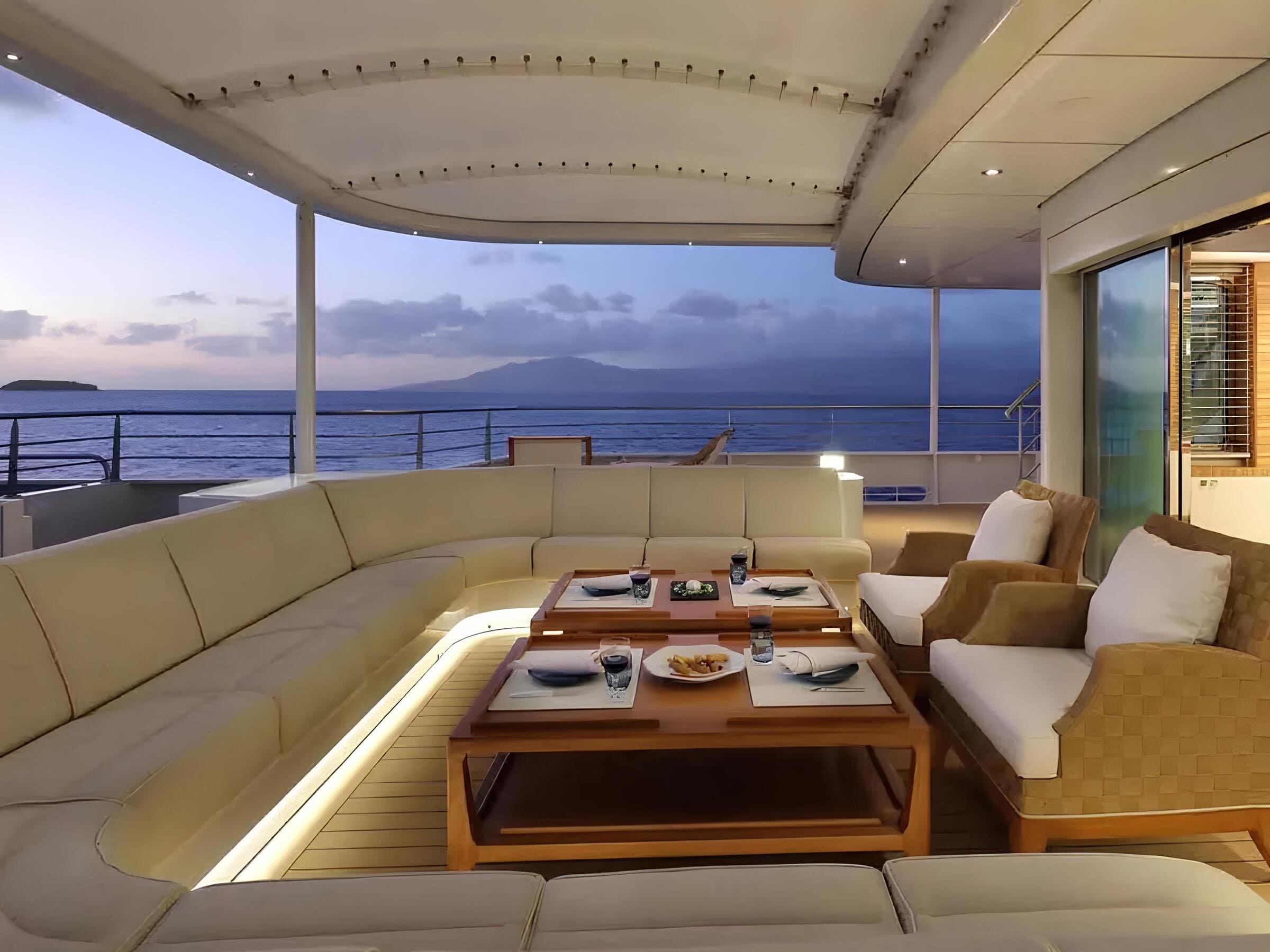Зона отдыха на корме верхней палубы/Aft upper deck lounge area