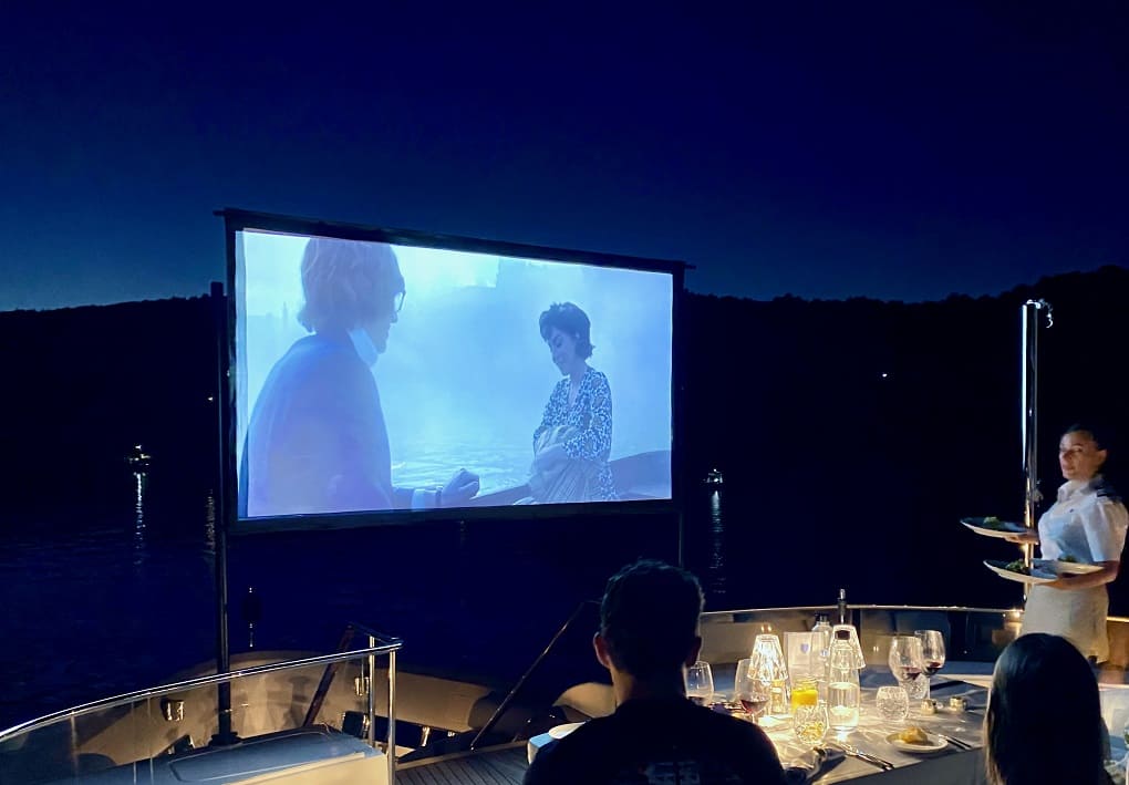 Открытый кинотеатр в носовой зоне/Bow outdoor cinema