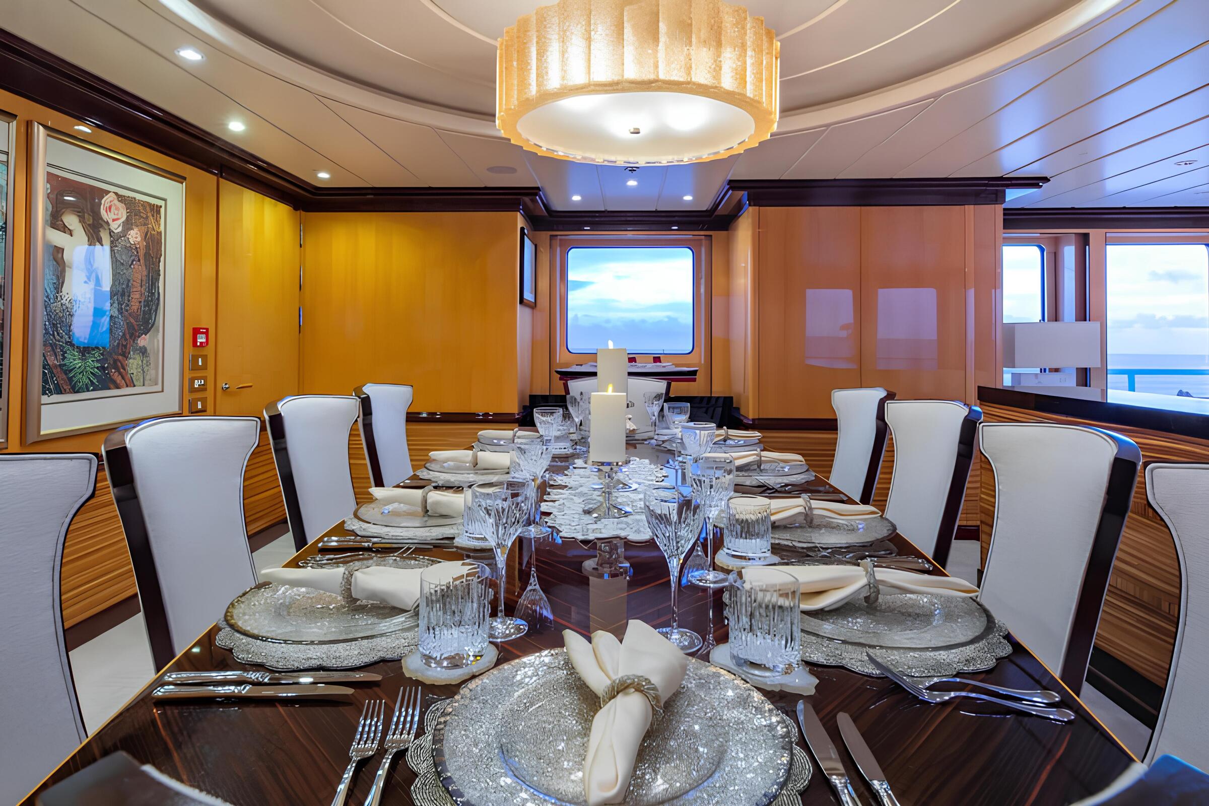 Обеденная зона в главном салоне/Main salon dining area