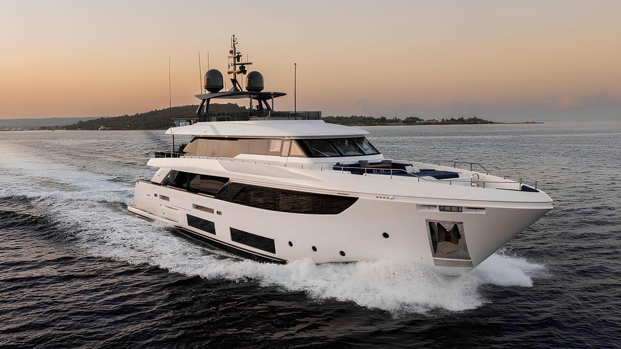 Экстерьер Custom Line Navetta 33 2022 MY RENEWAL 3/Exterior Custom Line Navetta 33 2022 MY RENEWAL 3