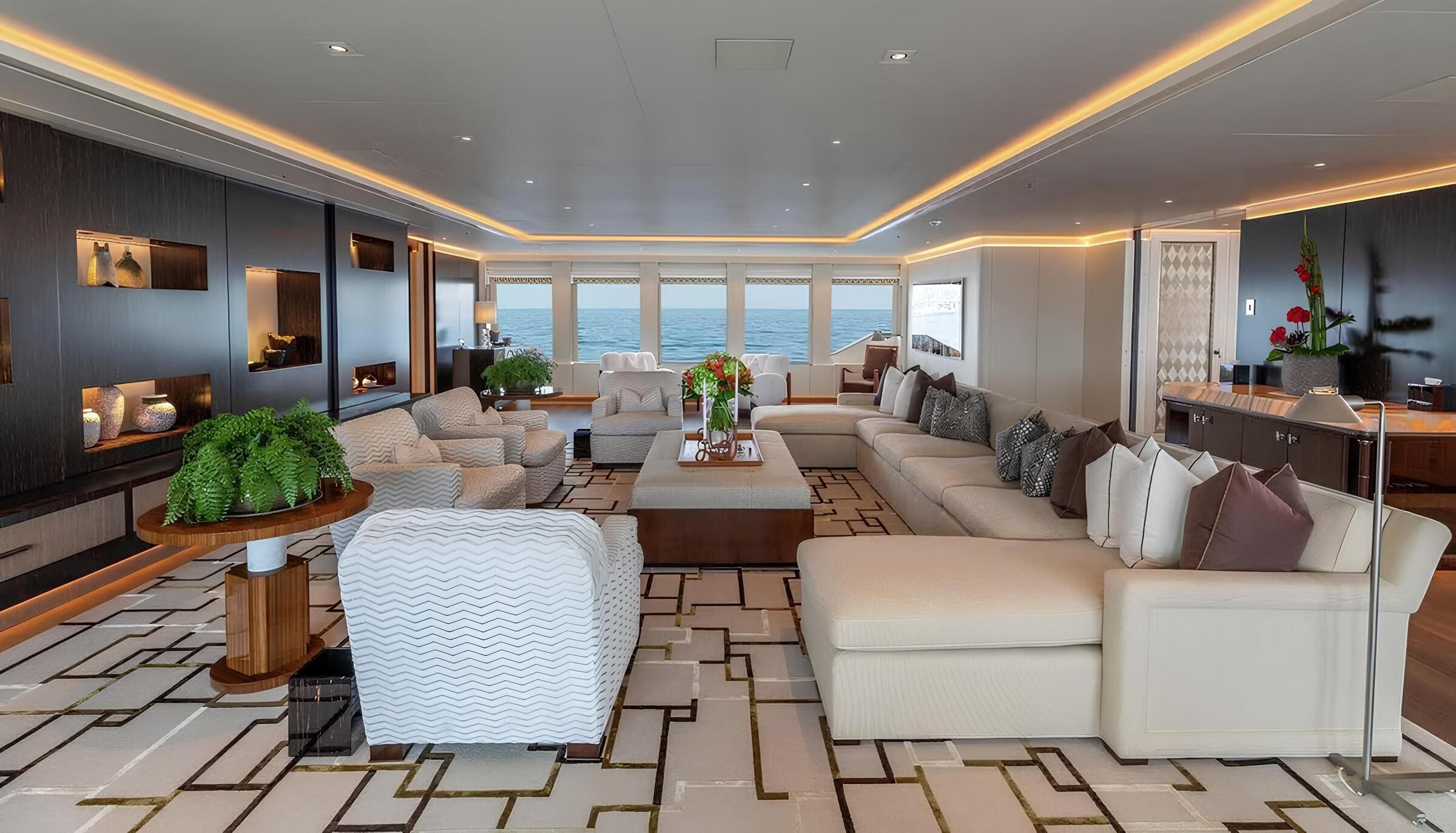 Зона отдыха на палубе владельца/Owner deck lounge area
