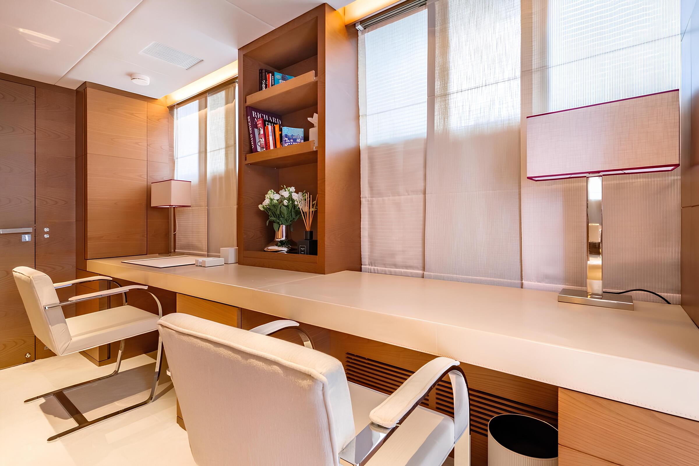 Кабинет в каюте владельца/Office in the master cabin