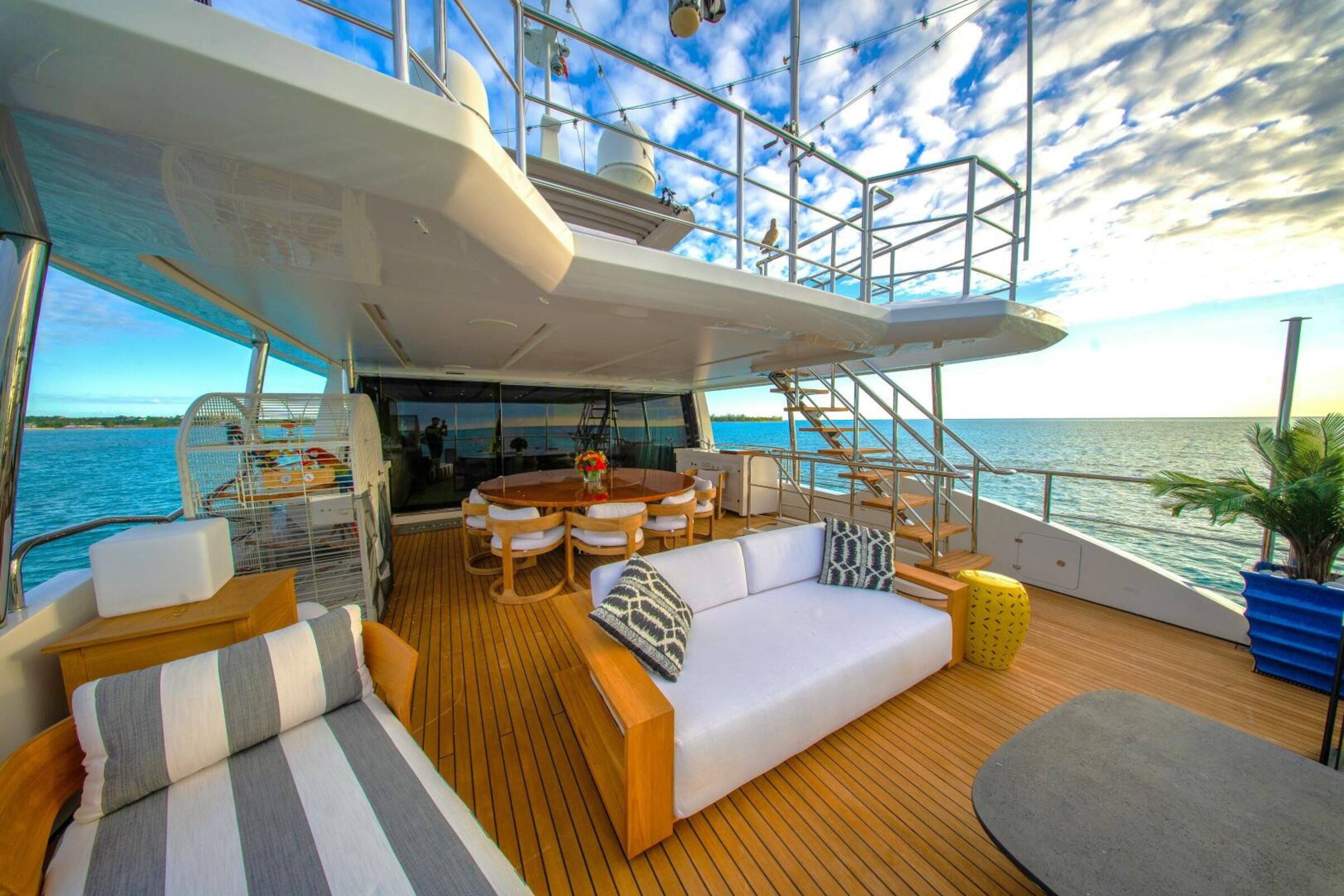 Зона отдыха на корме верхней палубы/Aft upper deck lounge area