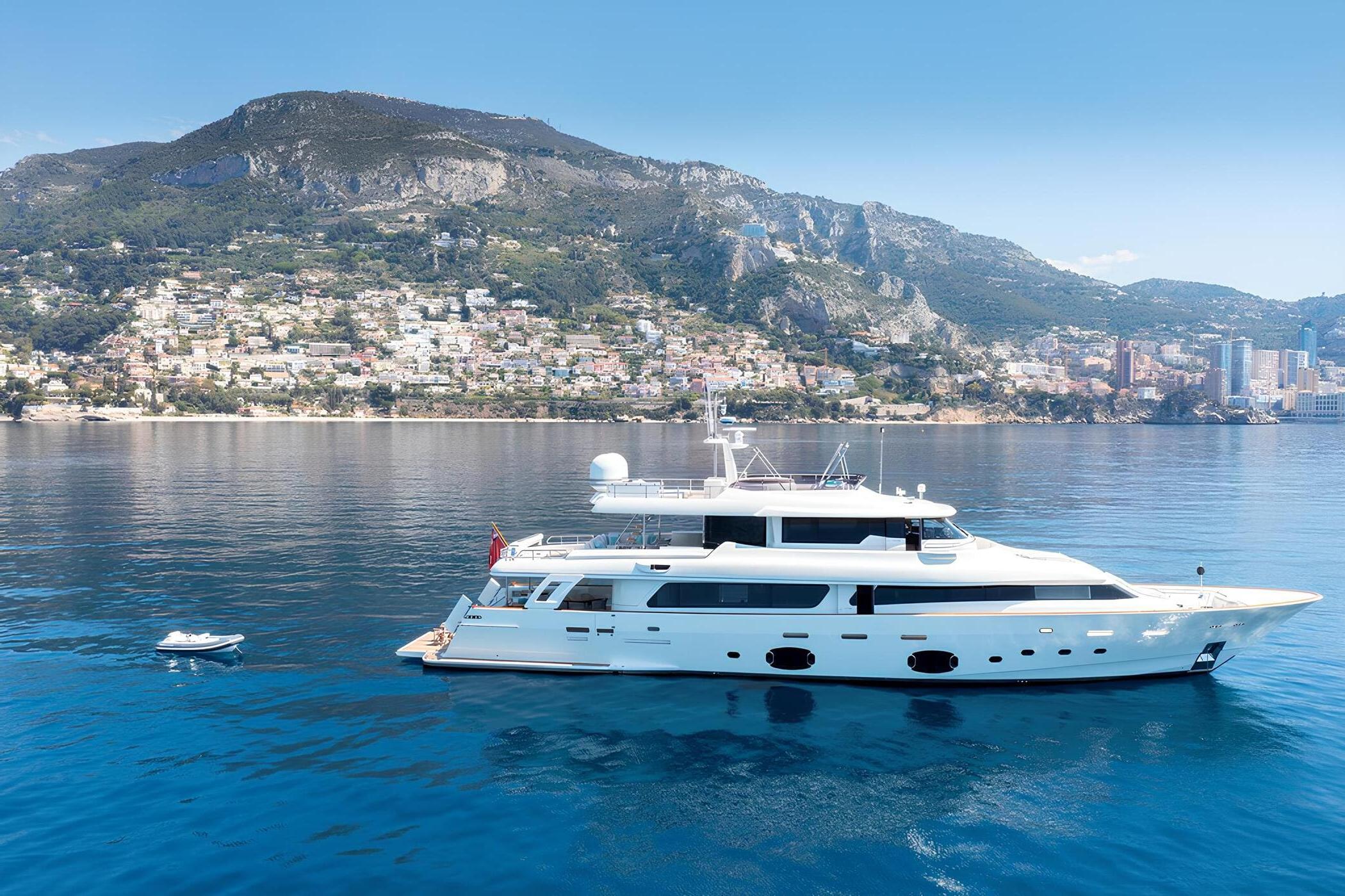 Экстерьер Custom Line Navetta 33 2013 MY CENTURION/Exterior Custom Line Navetta 33 2013 MY CENTURION