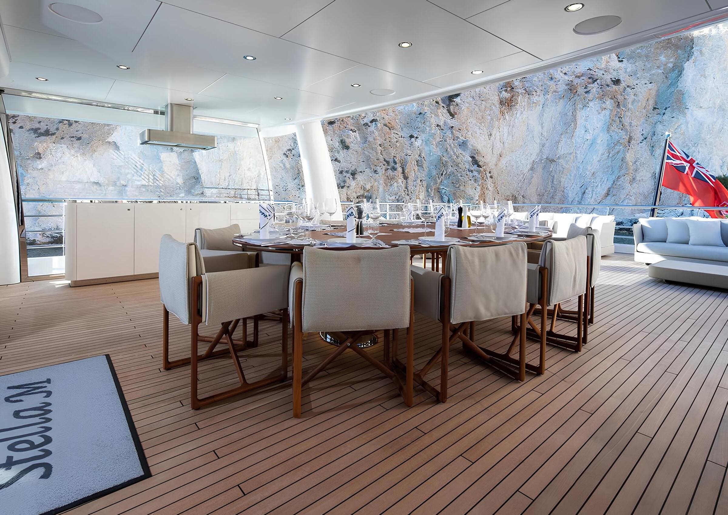 Обеденная зона на корме верхней палубы/Aft upper deck dining area