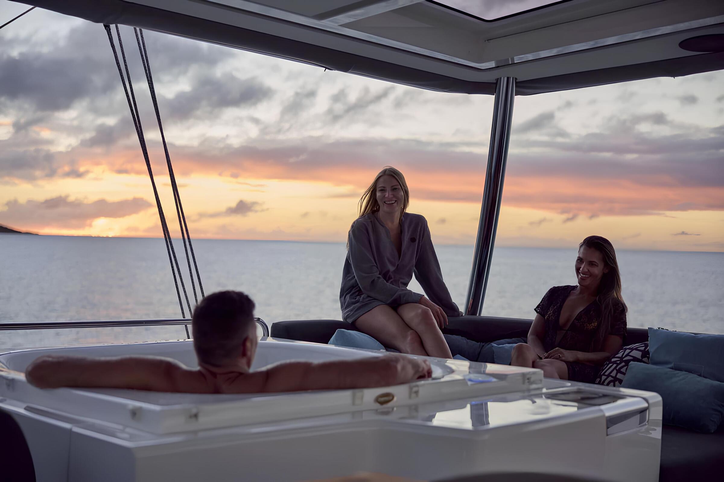 Джакузи на флайбридже/Flybridge jacuzzi