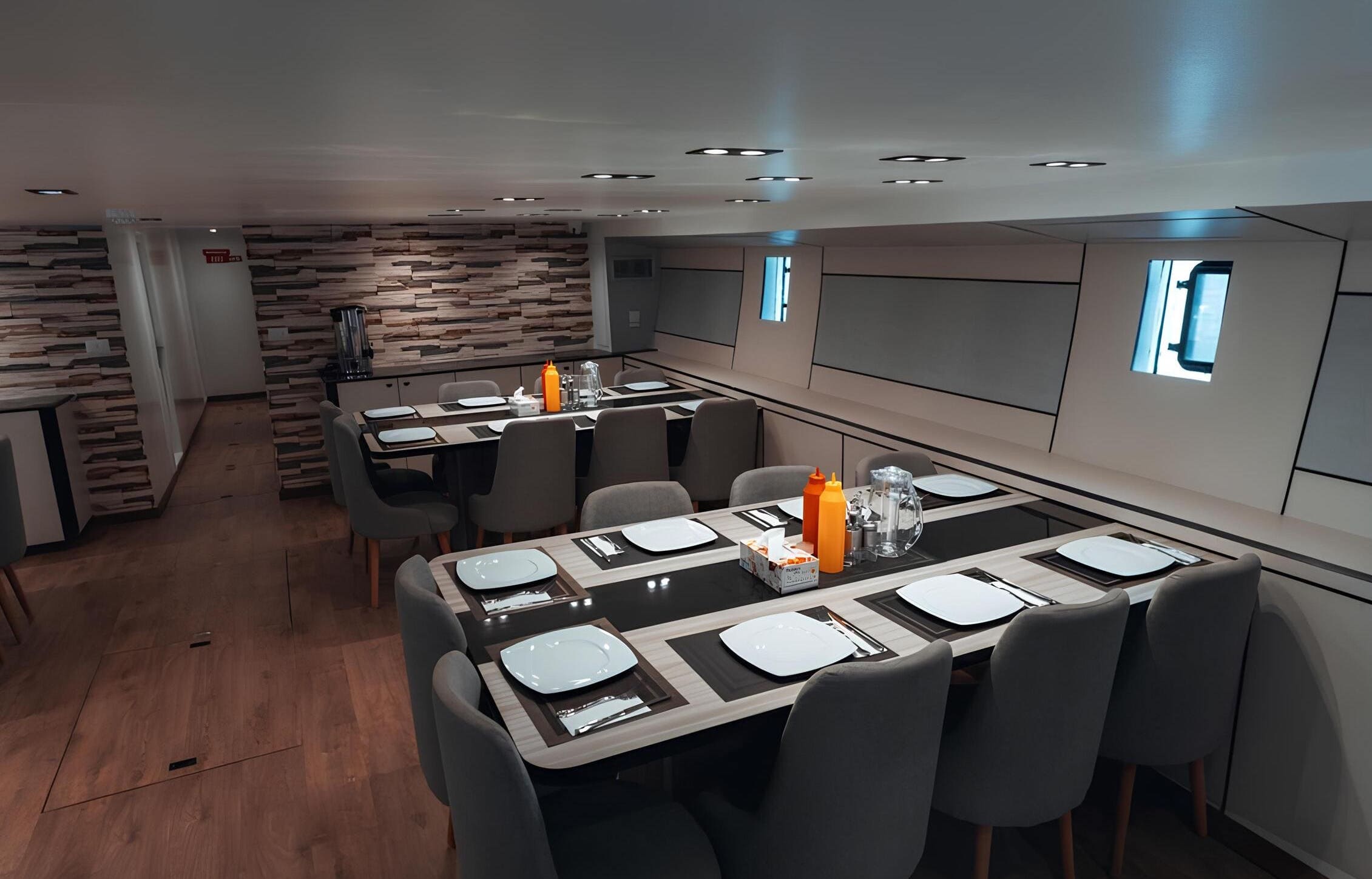 Обеденная зона на нижней палубе/Lower deck dining area