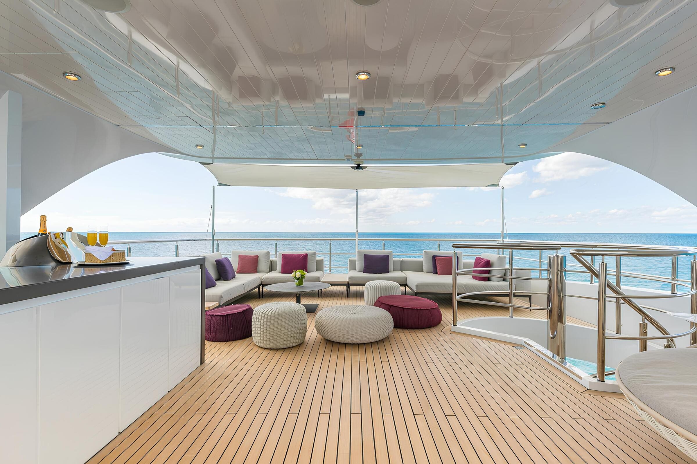 Зона отдыха на сандеке/Sundeck lounge area