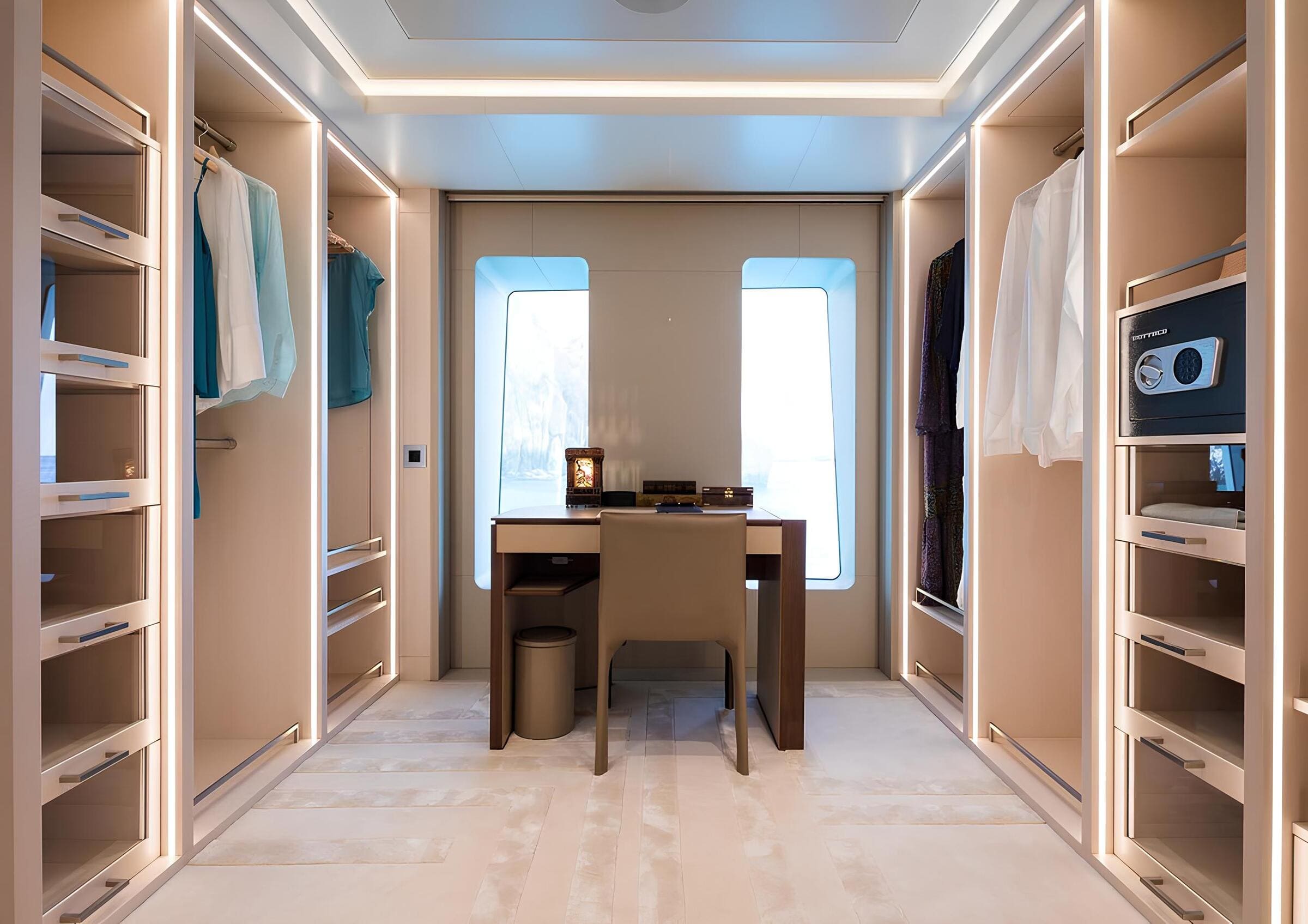 Гардеробная в каюте владельца/Master cabin dressing room