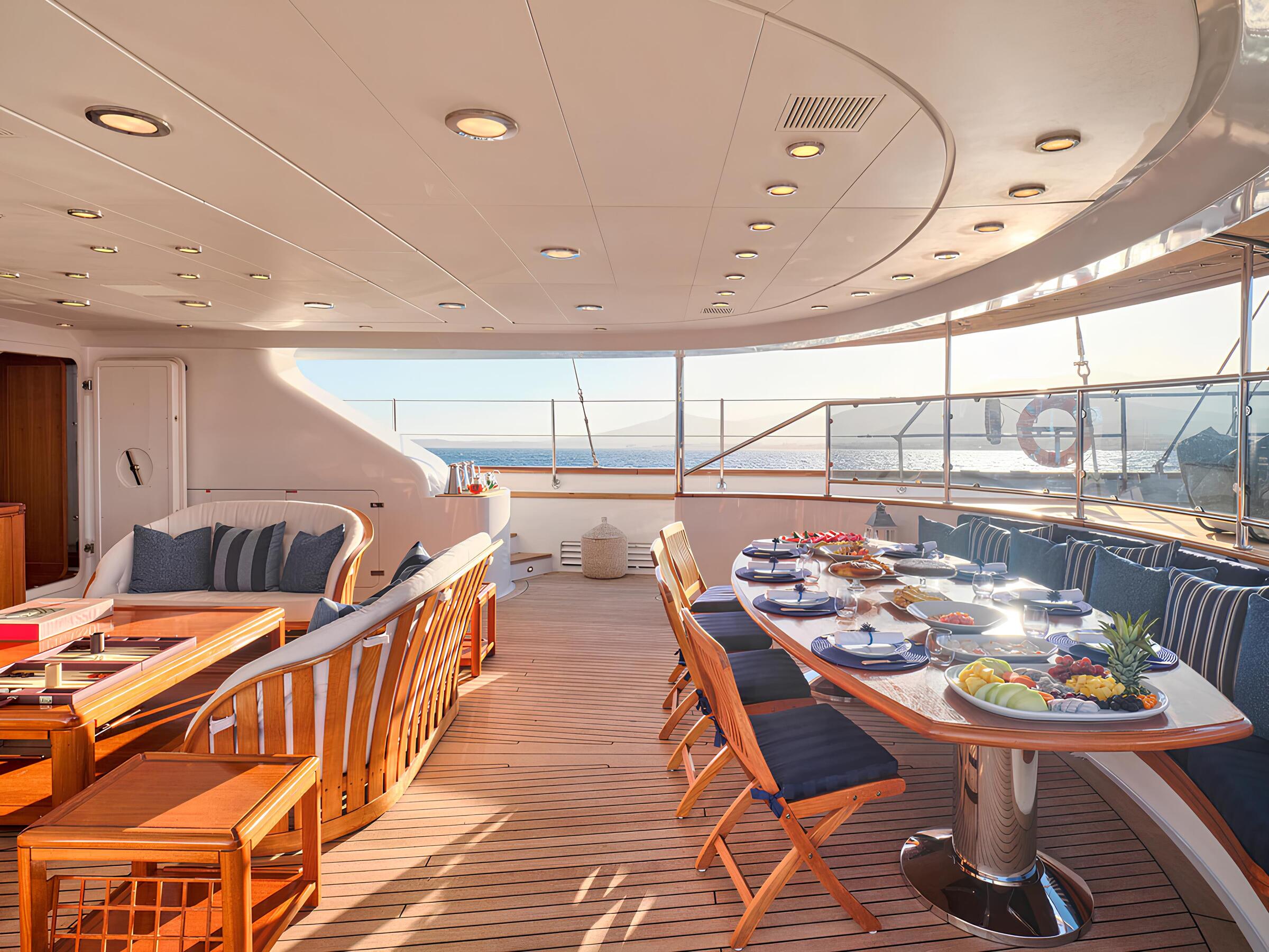 Обеденная зона в кокпите/Cockpit dining area