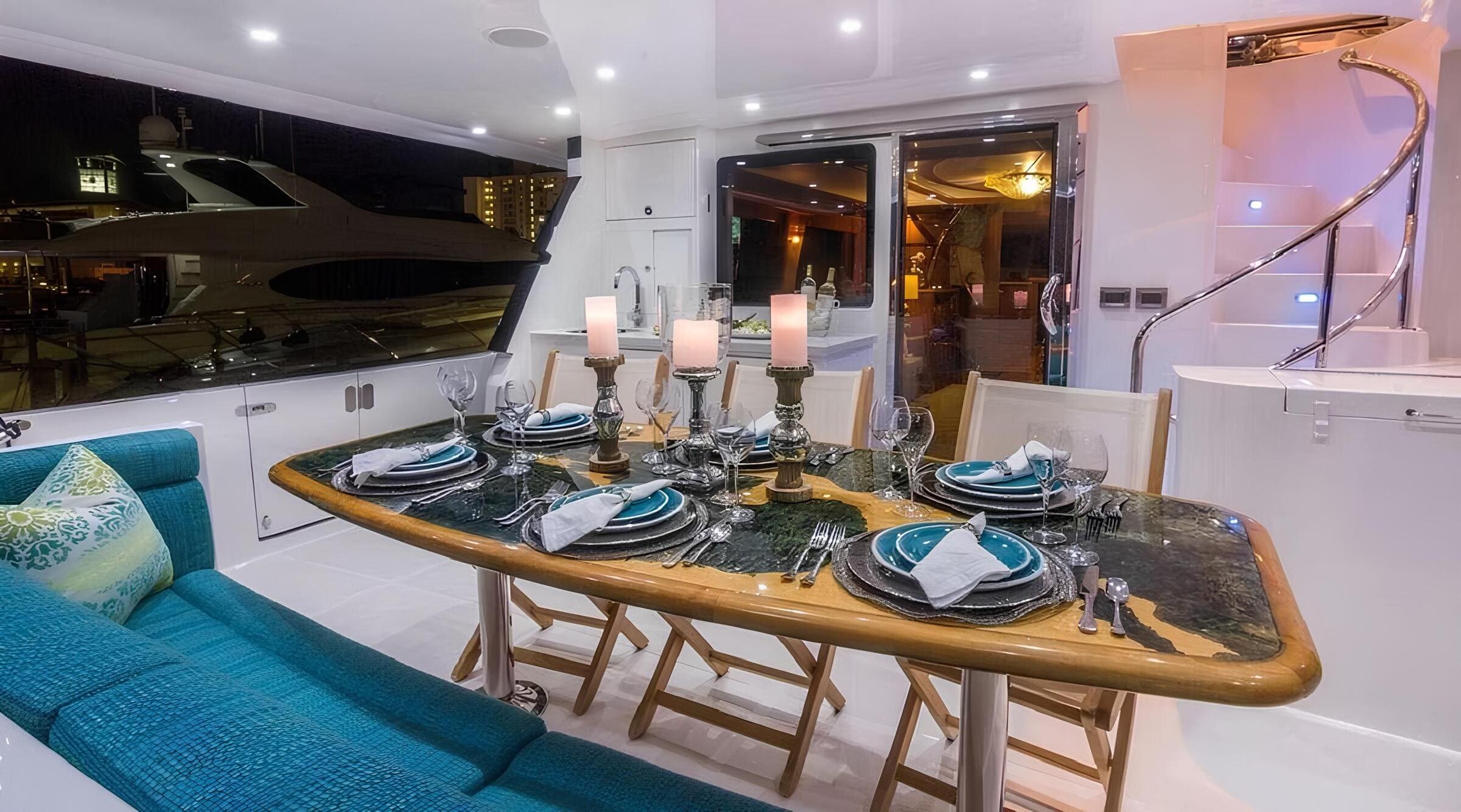 Обеденная зона в кокпите/Cockpit dining area