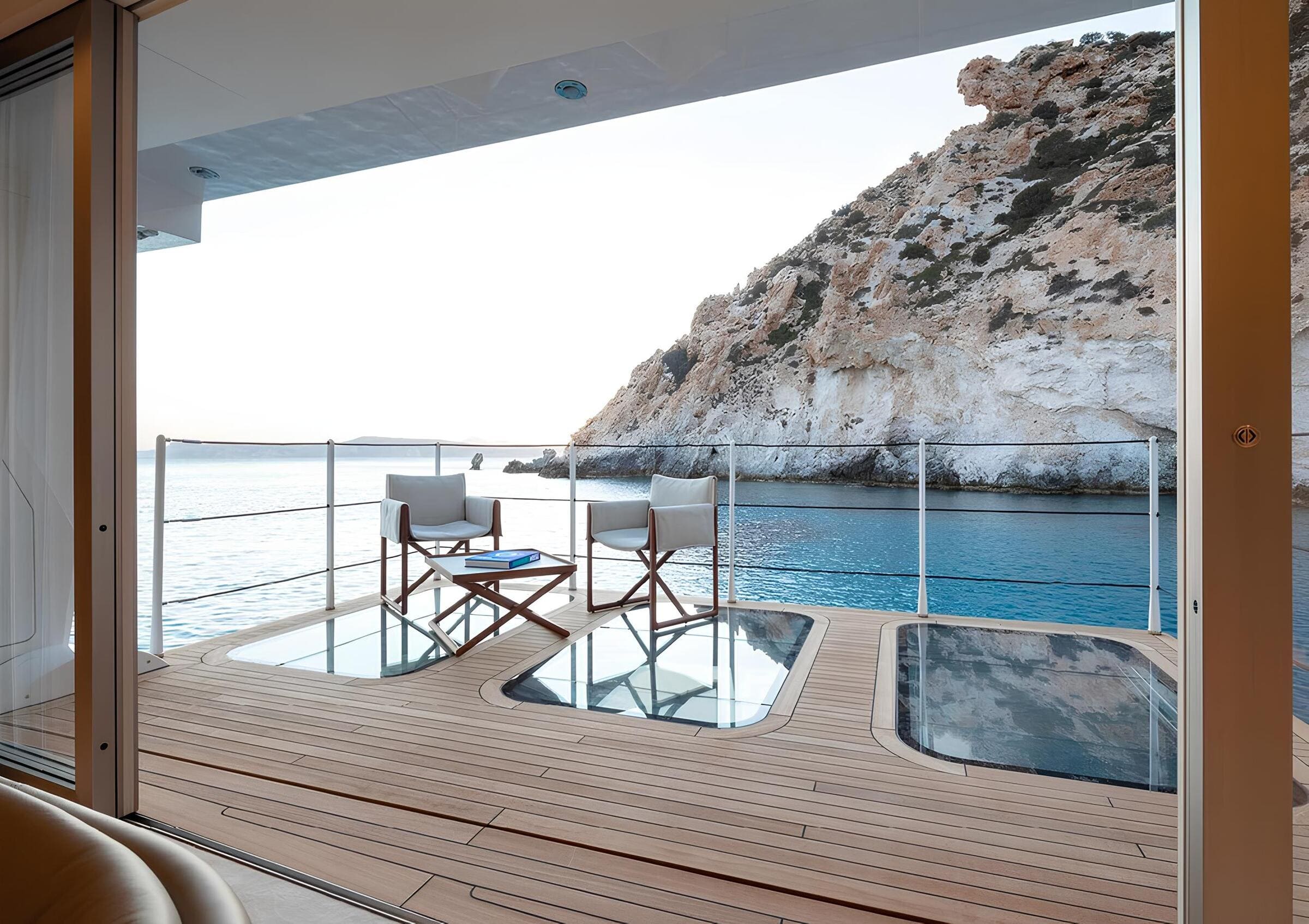 Откидной балкон по правому борту/Folding starboard balcony