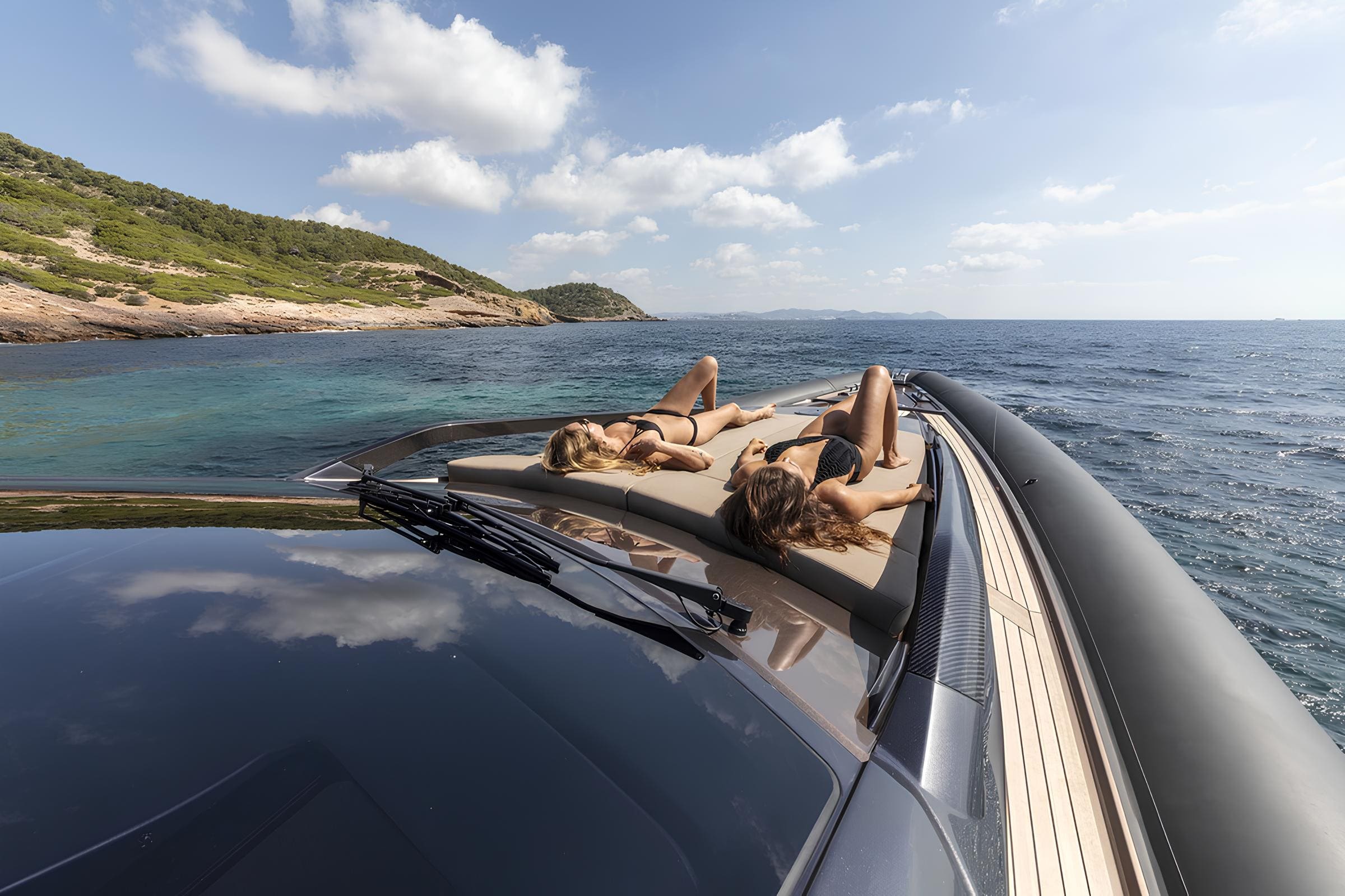 Зона для загорания на носу/Bow sunbathing area