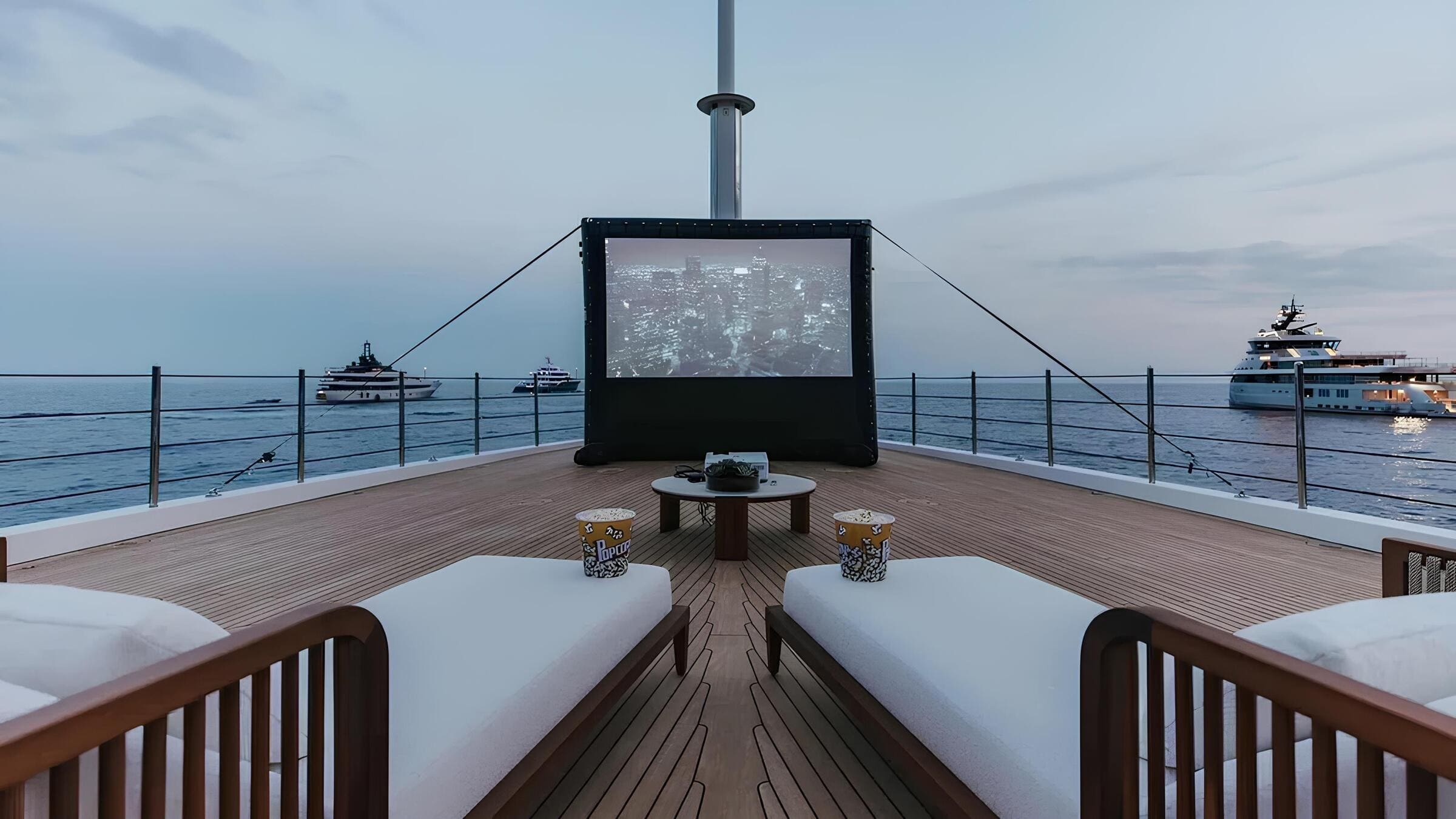 Зона отдыха на носу/Bow lounge area