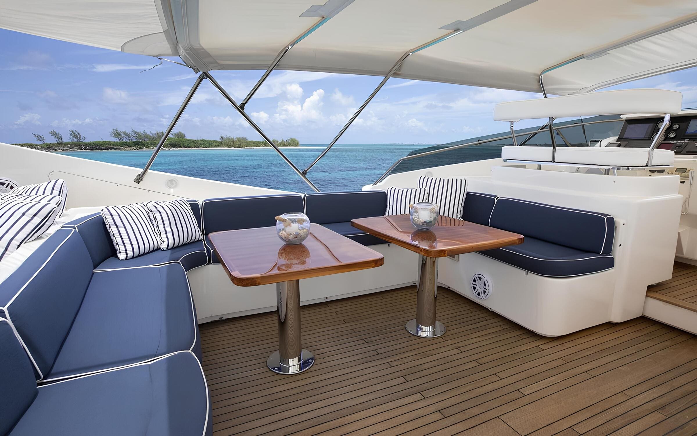 Обеденная зона на флайбридже/Flybridge dining area