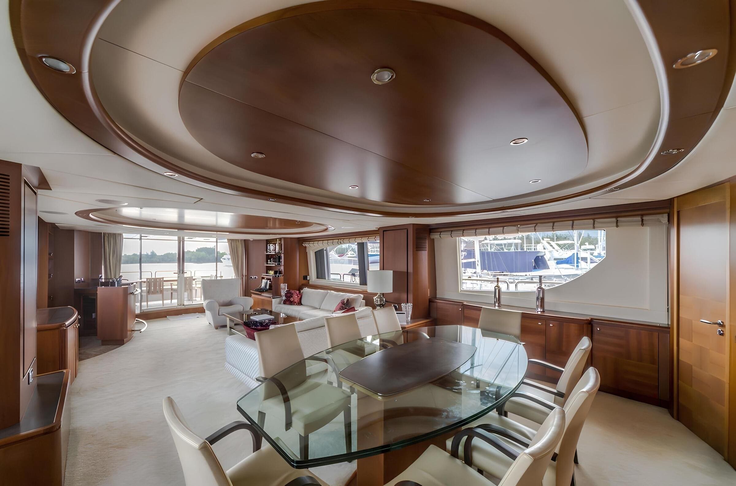 Обеденная зона в главном салоне/Main salon dining area
