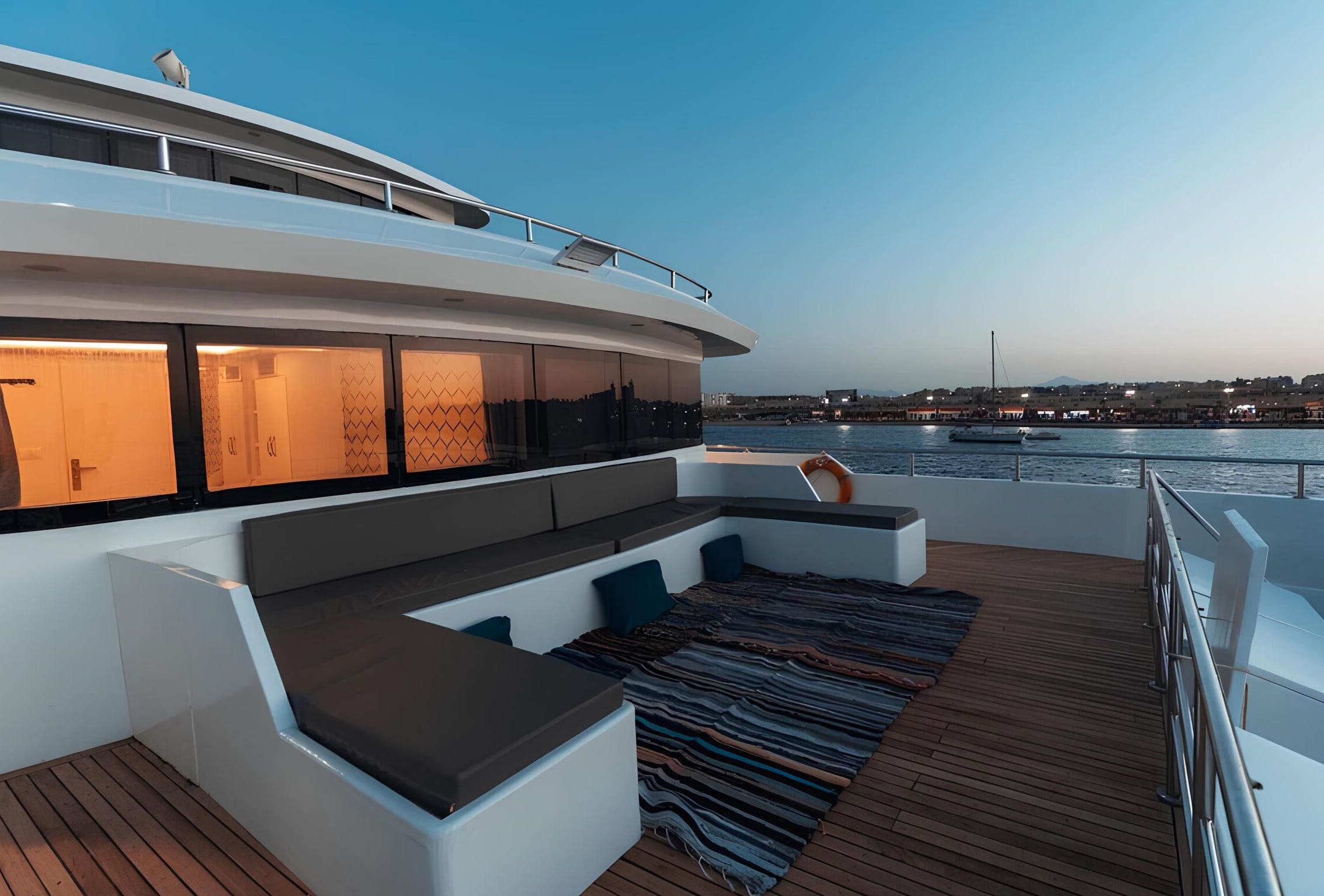 Зона отдыха на носу/Bow lounge area