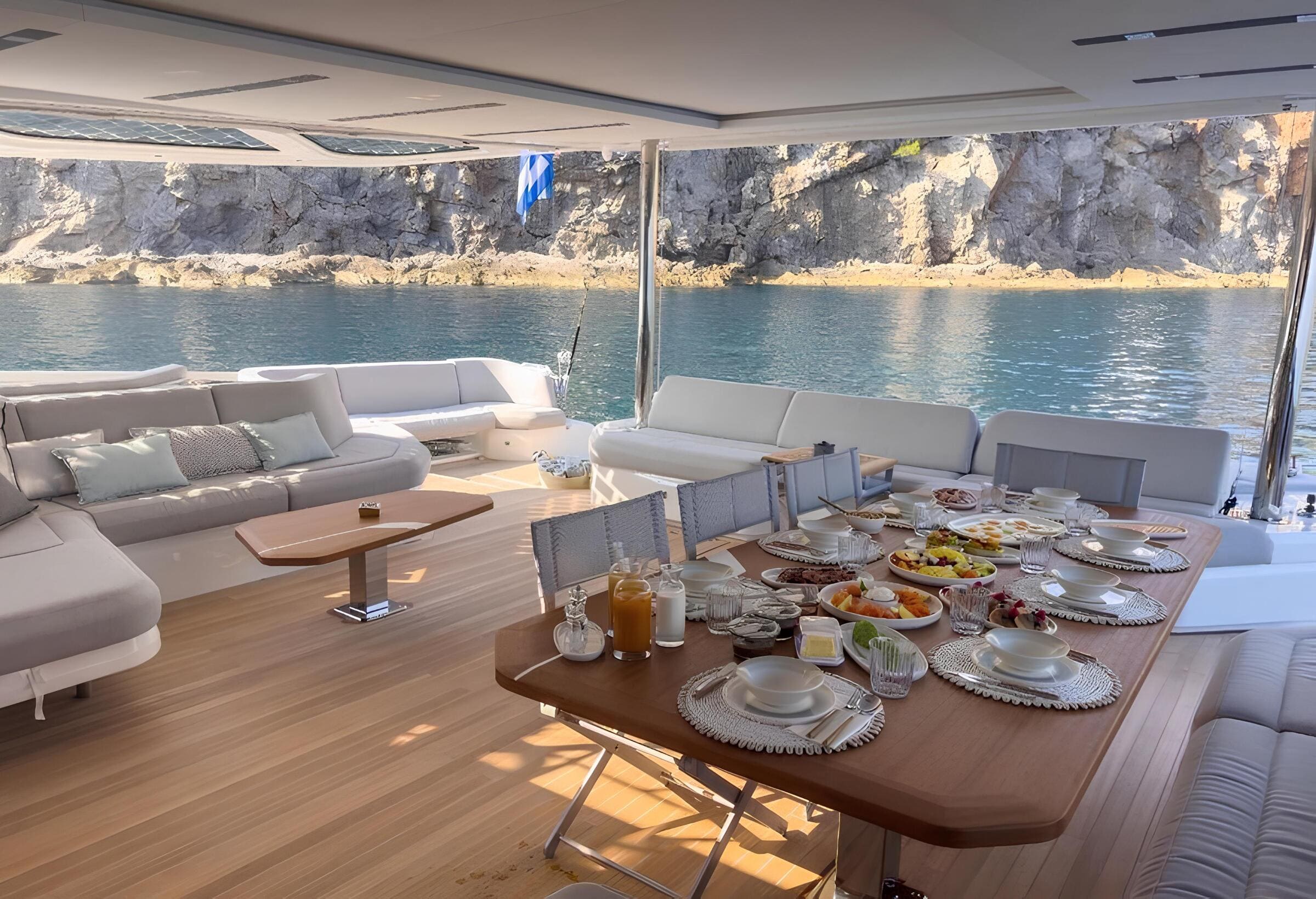Обеденная зона в кокпите/Cockpit dining area
