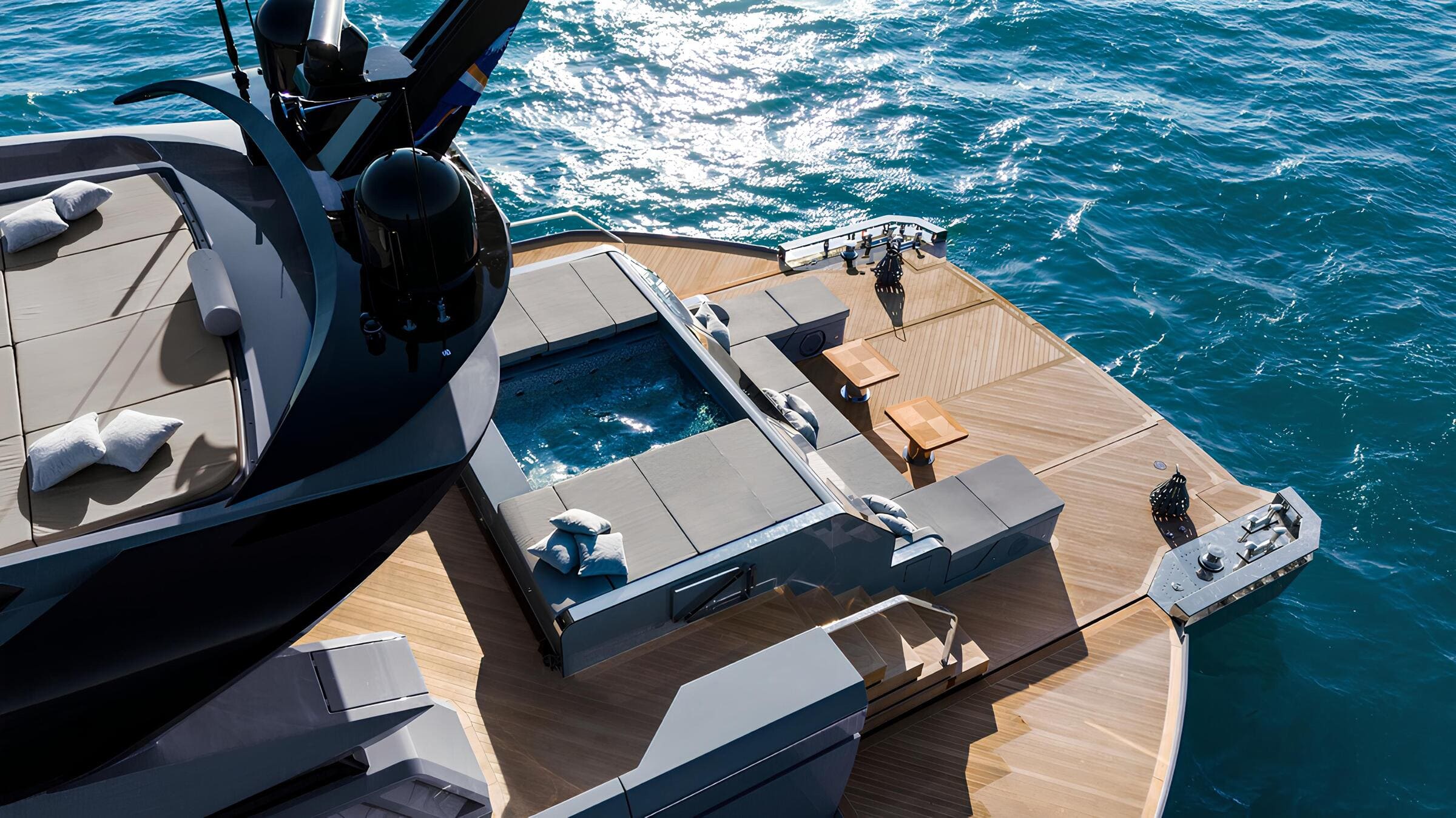 Зона отдыха на корме главной палубы/Aft main deck lounge area