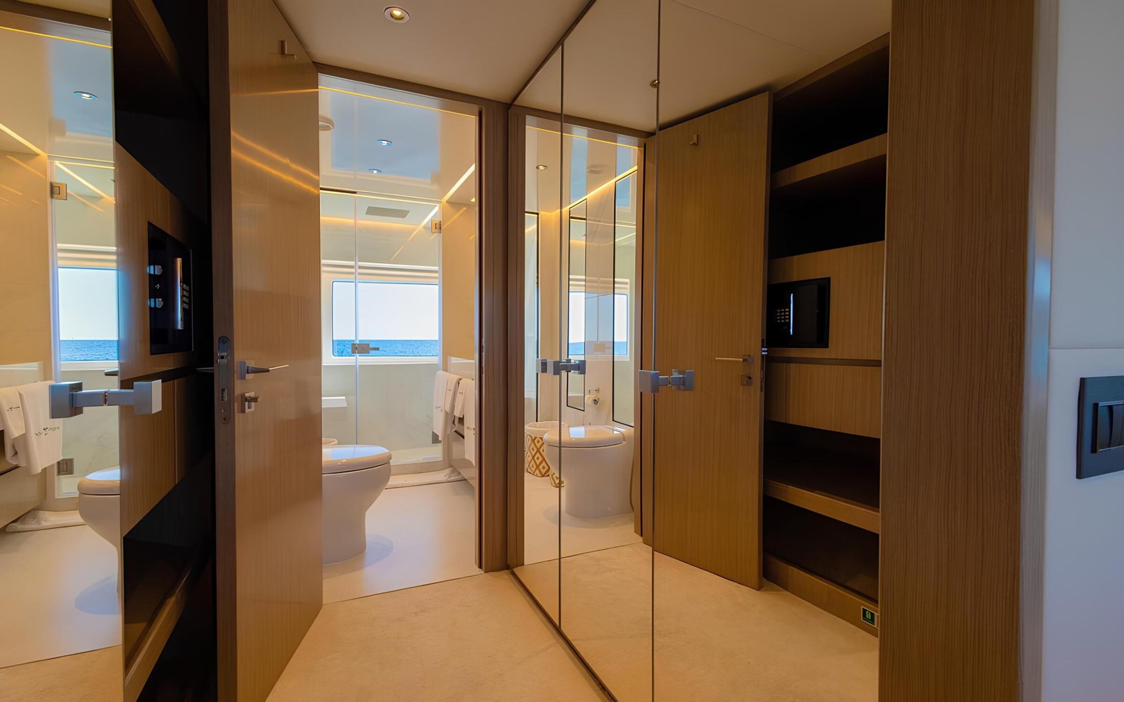 Гардеробная в каюте владельца/Master cabin dressing room