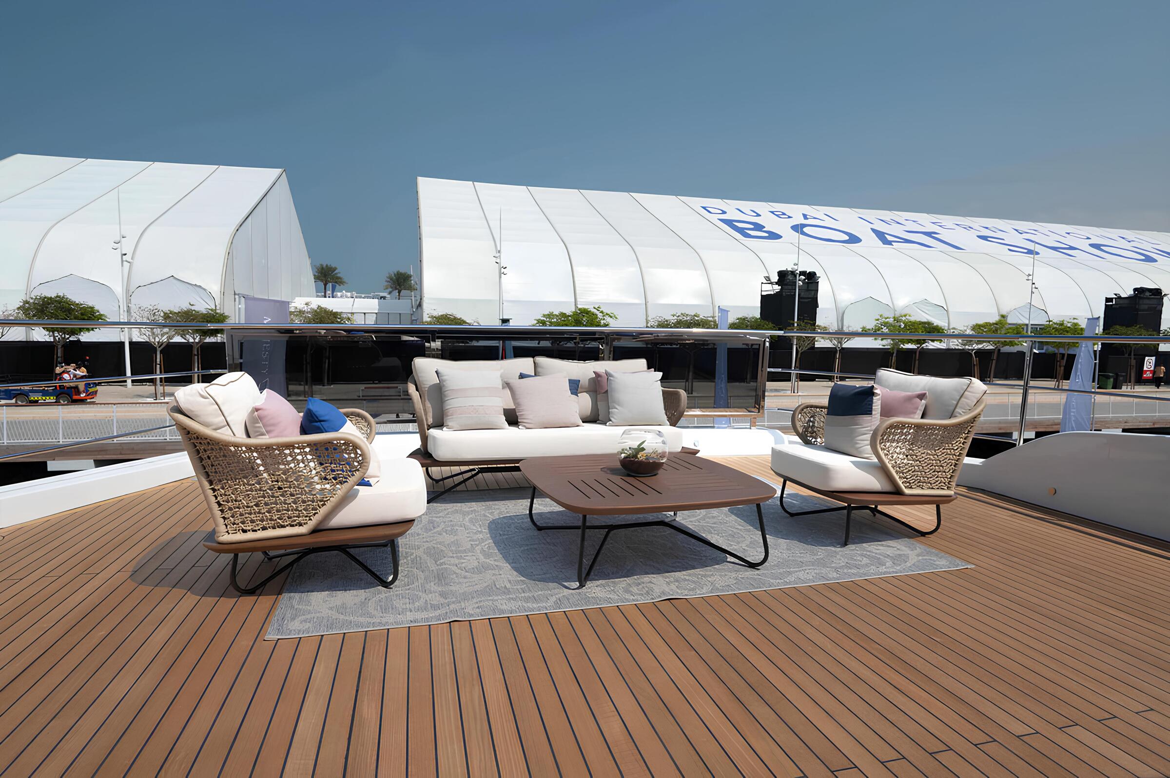 Зона отдыха на корме верхней палубы/Aft upper deck lounge area