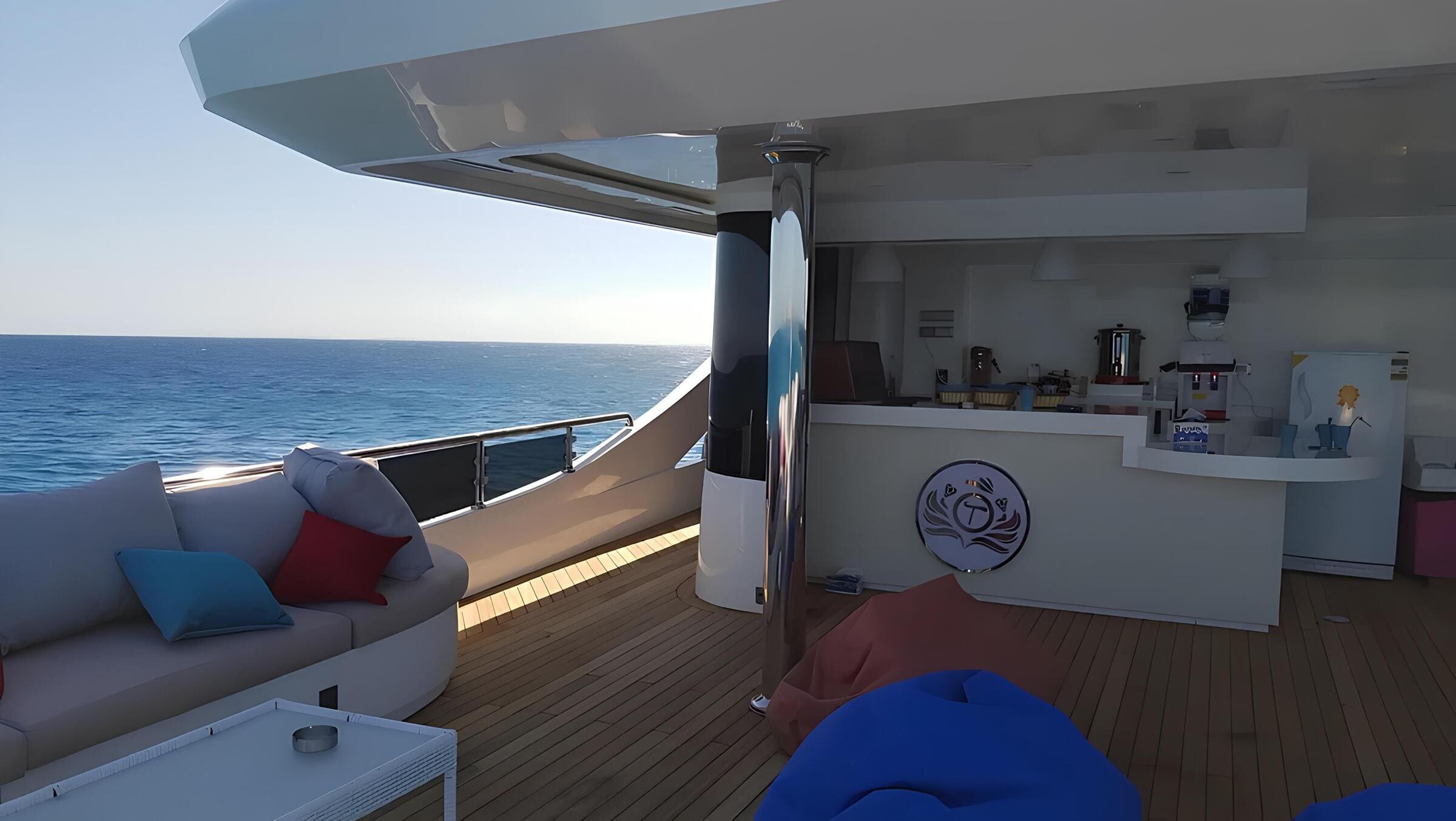 Зона отдыха на корме верхней палубы/Aft upper deck lounge area