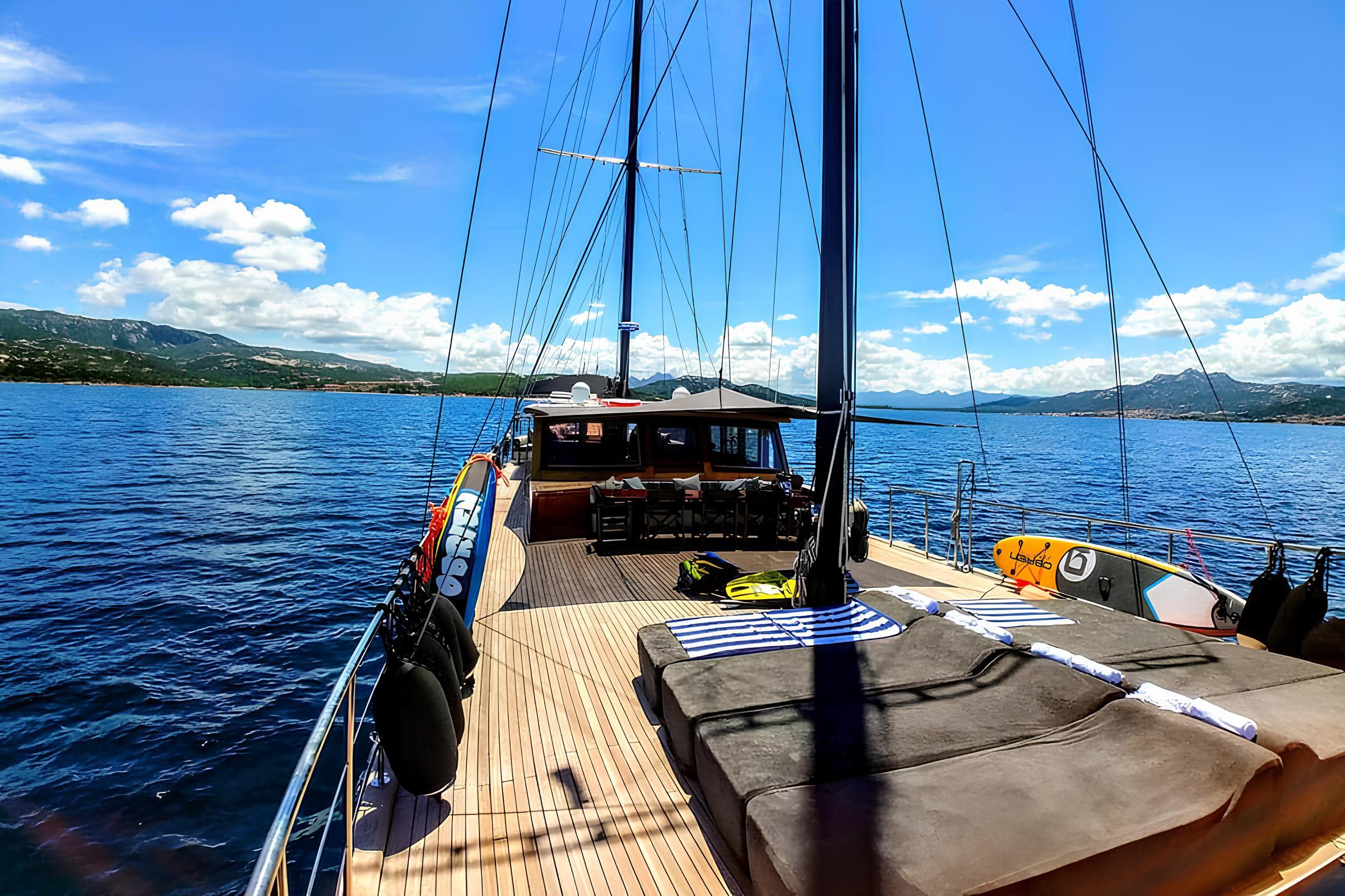 Зона для загорания на главной палубе/Sunbathing area on main deck