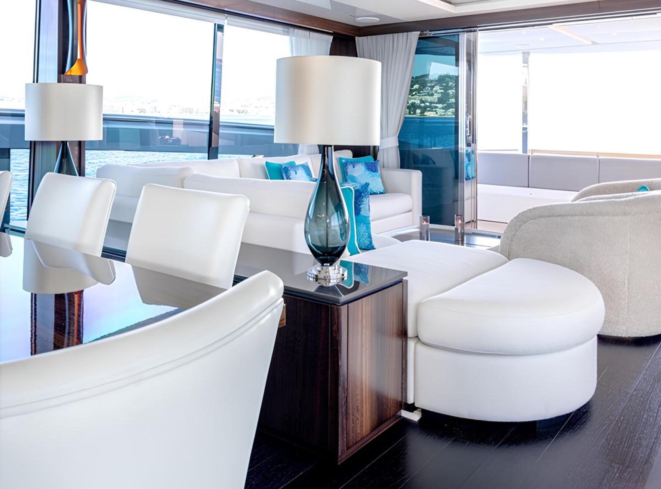 Зона отдыха в главном салоне/Main salon lounge area