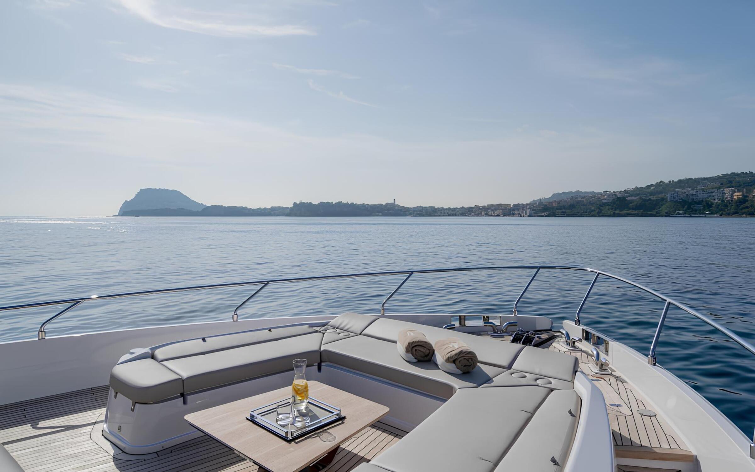 Зона отдыха на носу/Bow lounge area