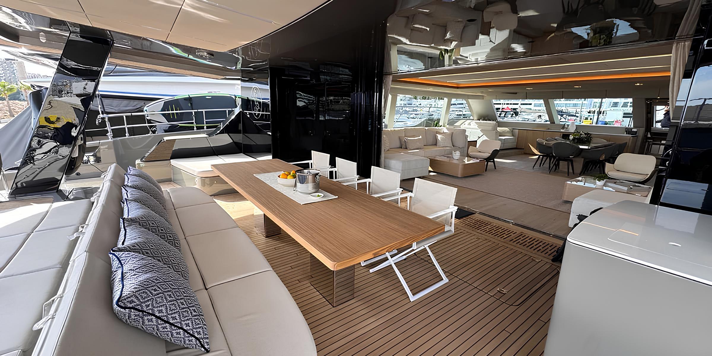 Обеденная зона в кокпите/Cockpit dining area